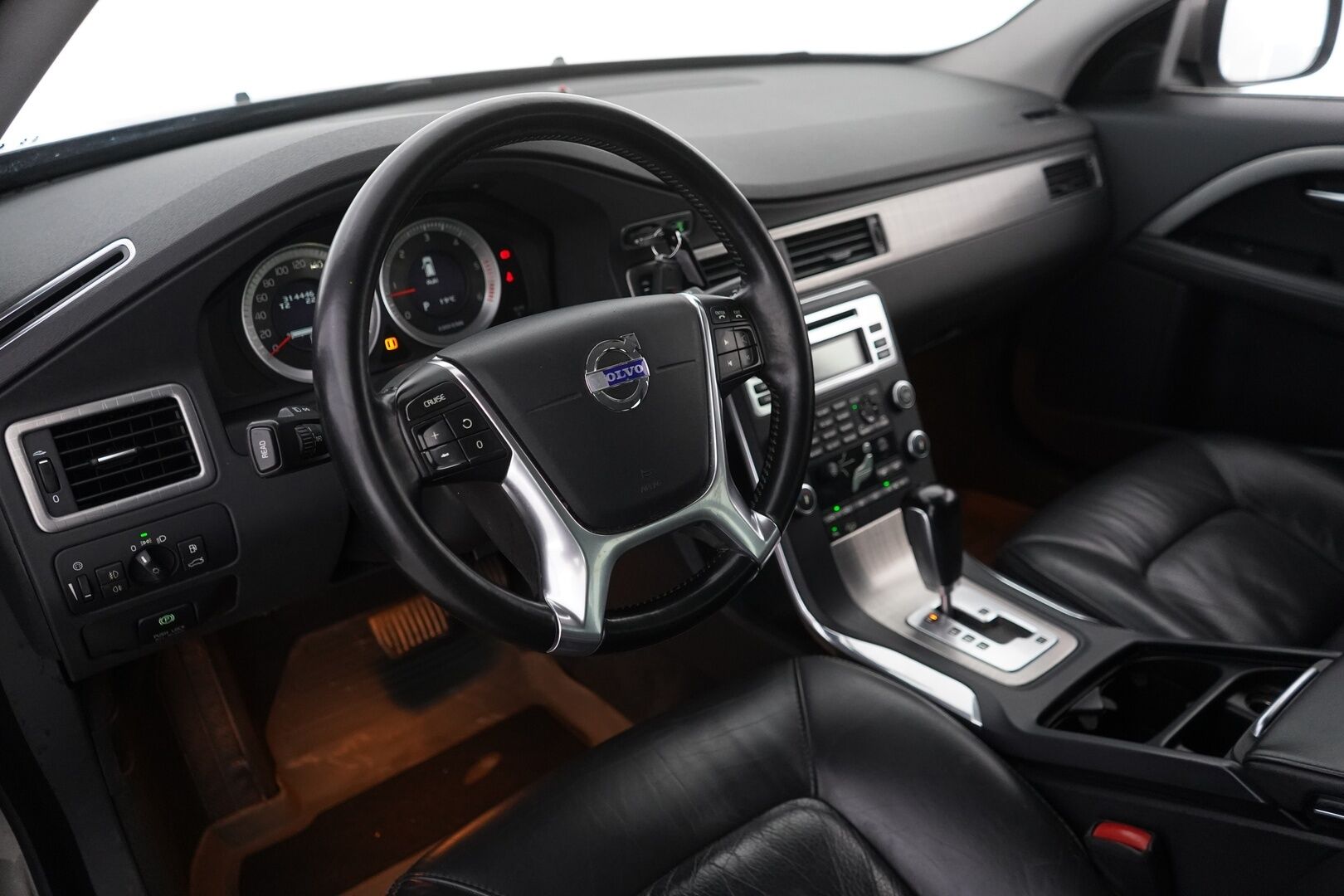 Volvo XC70 2011 D5 AWD Summum aut * Webasto / Vakkari / Tutka / Koukku /  Xenon * - Suomi-auto / Kahdet alumiinivanteet / Jakopää tehty 09/25!