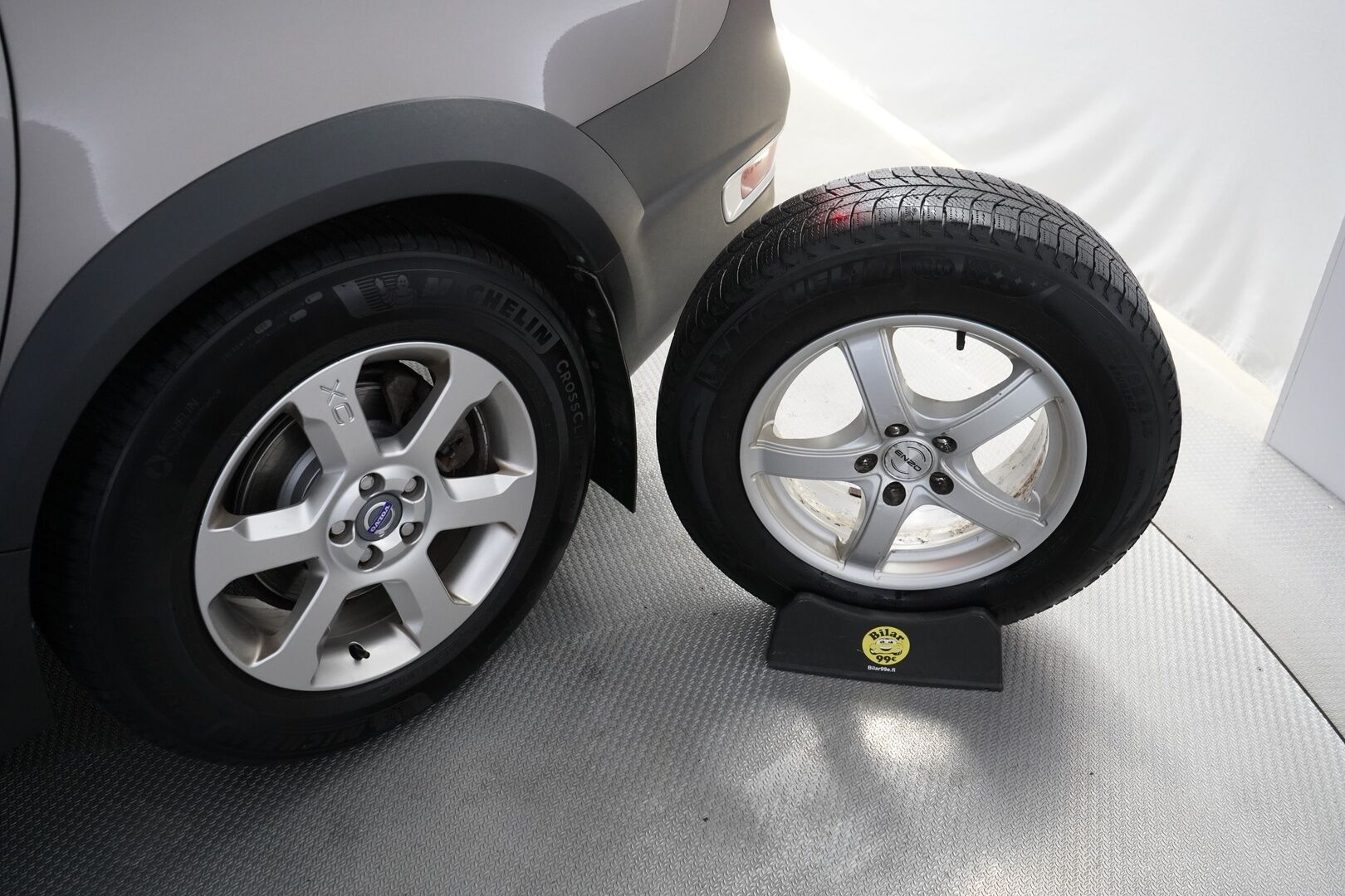 Volvo XC70 2011 D5 AWD Summum aut * Webasto / Vakkari / Tutka / Koukku /  Xenon * - Suomi-auto / Kahdet alumiinivanteet / Jakopää tehty 09/25!
