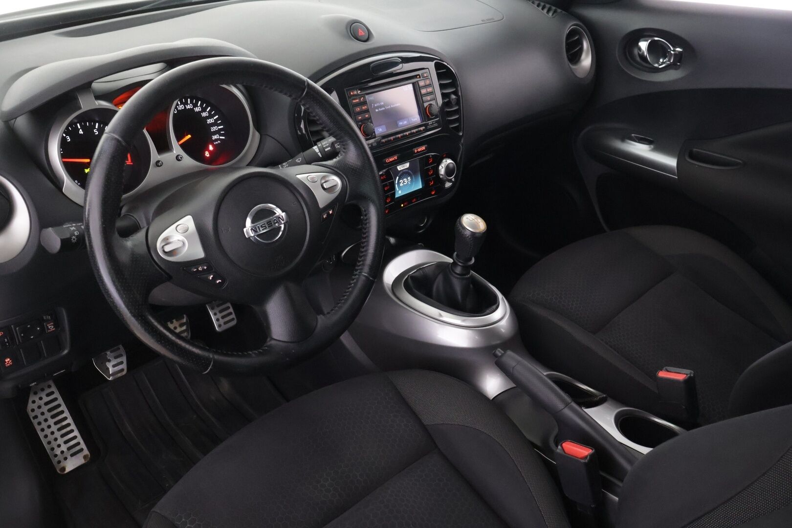 Nissan Juke 2011 1,6L DIG-T Tekna 2WD 6MT 17 Sport IMS - YritysOutlet - Myydään vain yrityksille - Suomi-auto / P-kamera / Vakkari / Lohkolämmitin+sisäpuhallin / Navi / Aut. Ilmastointi / 2x Alumiinivanteet