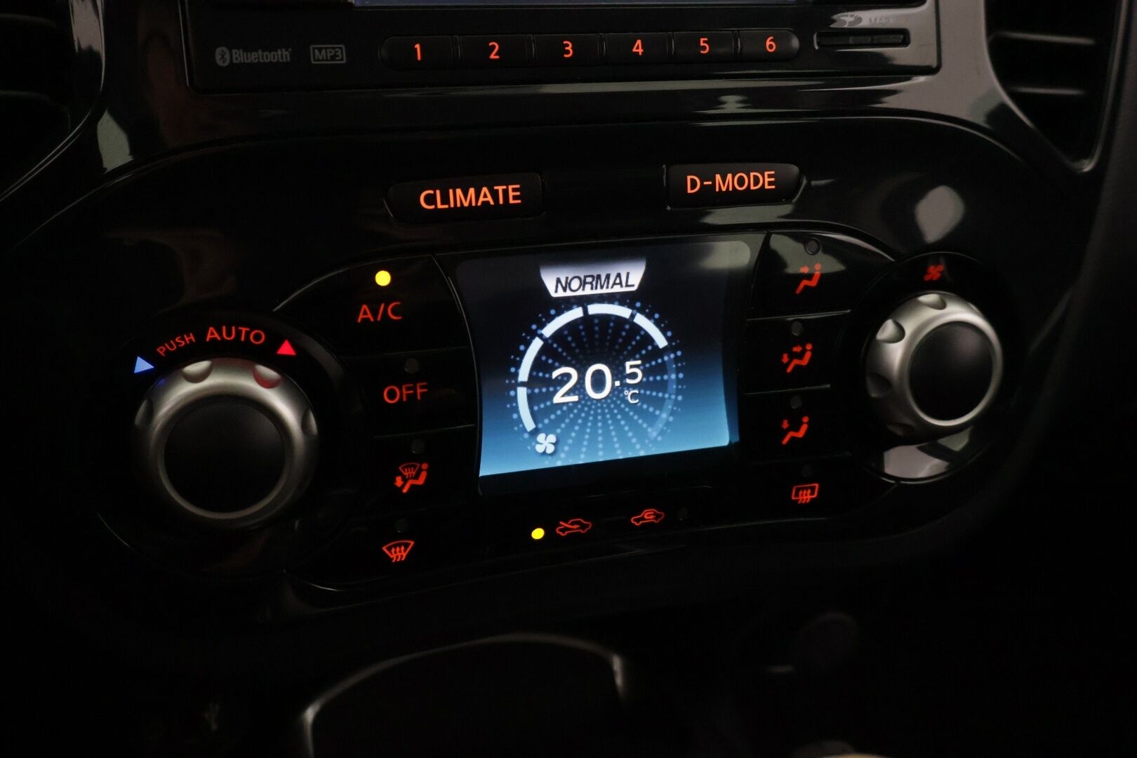 Nissan Juke 2011 1,6L Pure Drive Acenta 2WD 5MT 17 Elegance Connect IMS *YritysOutlet - Myydään vain yrityksille* - ** Lohko / Koukku / Navi / Kamera / Kahdet renkaat ** - Osta nyt, maksa vasta ensi vuonna