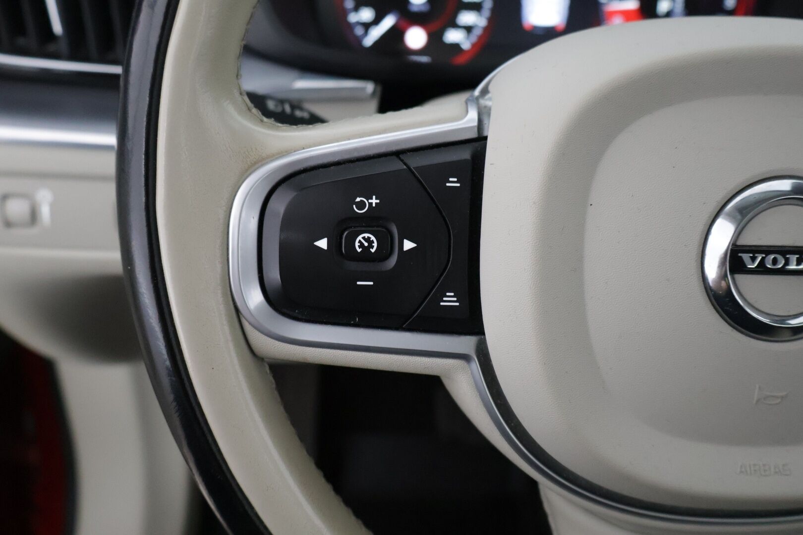 Volvo XC60 2020 B4 AWD MHEV Business aut *Suomi-auto / ACC / Vaaleat nahat / Muistipenkki / Sähkökontti / Ratinlämmitin* - Koukku / Keyless / Jakopää tehty - HULLUT AVAJAISHULINAT KORKOTARJOUS 3,29 %