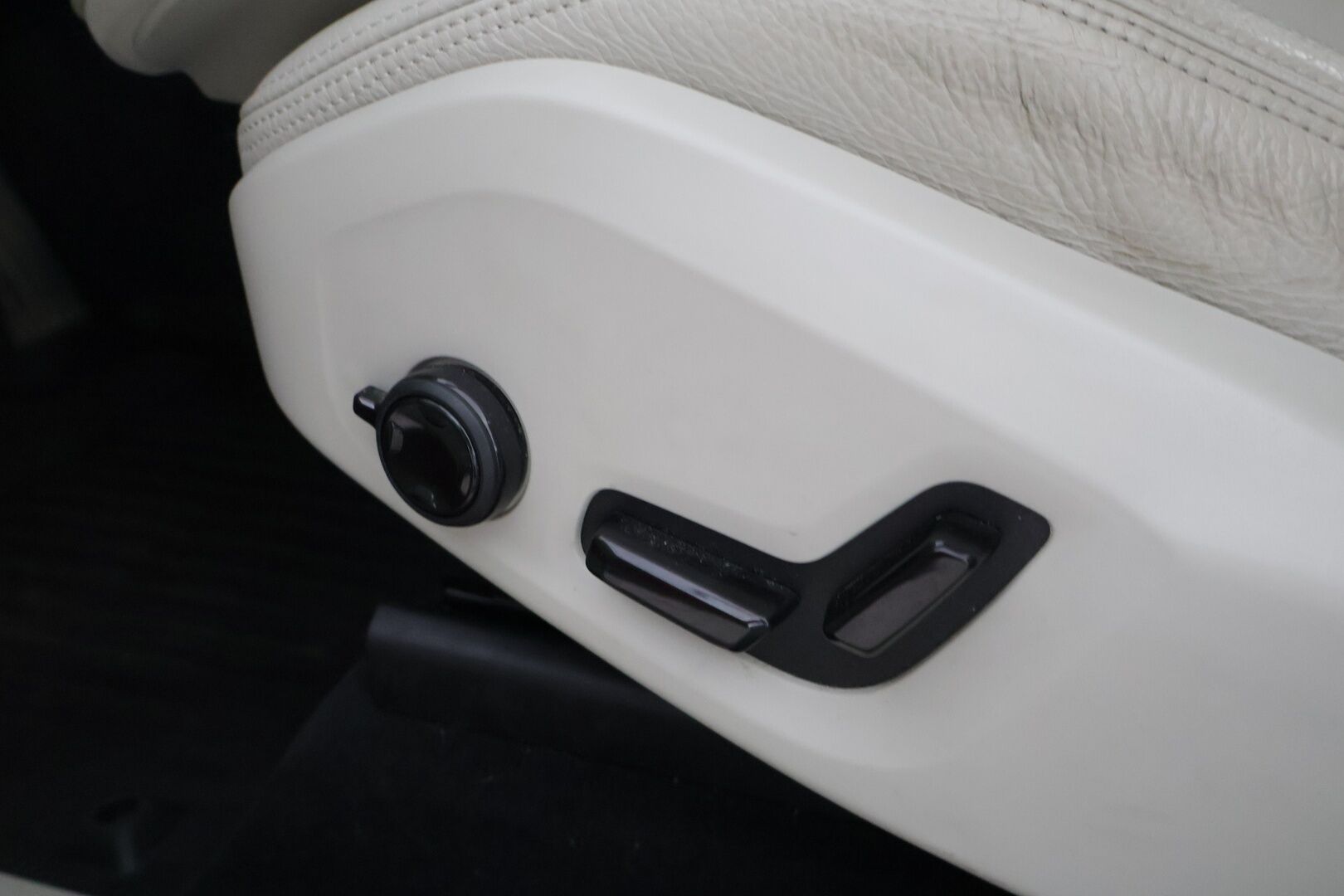 Volvo XC60 2020 B4 AWD MHEV Business aut *Suomi-auto / ACC / Vaaleat nahat / Muistipenkki / Sähkökontti / Ratinlämmitin* - Koukku / Keyless / Jakopää tehty - HULLUT AVAJAISHULINAT KORKOTARJOUS 3,29 %