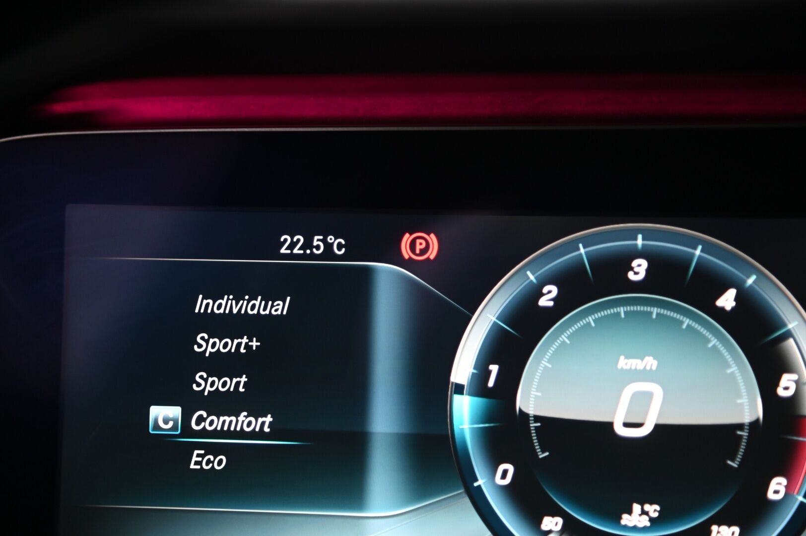 Mercedes-Benz E 2017 220 d T A Premium Business - Hierovat penkit | DTR+ | HUD | Widescreen | Koukku | Navi | P.Kamera | Muistipenkit | g9 | 2x renkaat&alumiinivanteet