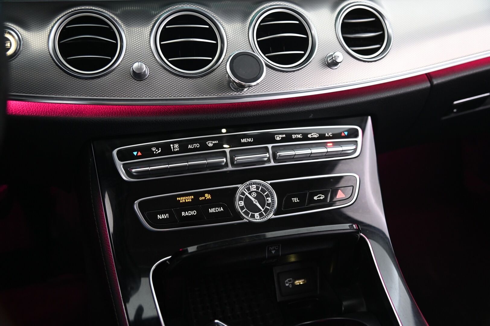 Mercedes-Benz E 2017 220 d T A Premium Business - Hierovat penkit | DTR+ | HUD | Widescreen | Koukku | Navi | P.Kamera | Muistipenkit | g9 | 2x renkaat&alumiinivanteet
