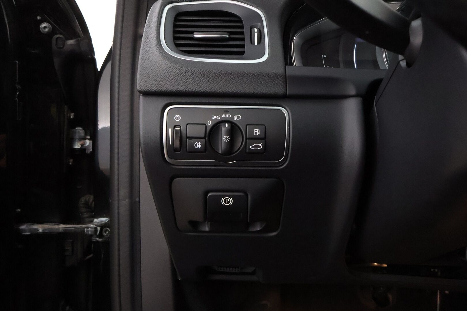 Volvo V60 2016 D5 AWD Twin Engine Summum aut - Webasto / Adapt.Vakkari / Kattoluukku / Peruutuskamera / Vetokoukku / BLIS / Nahkasisusta / Keyless / Huippuvarusteet!
