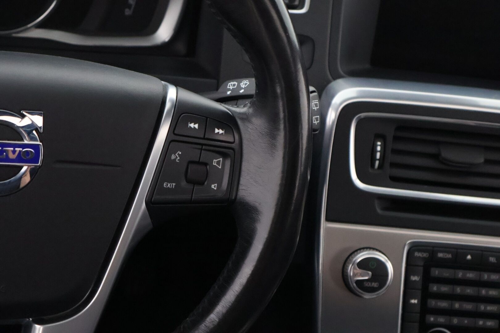 Volvo V60 2016 D5 AWD Twin Engine Summum aut - Webasto / Adapt.Vakkari / Kattoluukku / Peruutuskamera / Vetokoukku / BLIS / Nahkasisusta / Keyless / Huippuvarusteet!