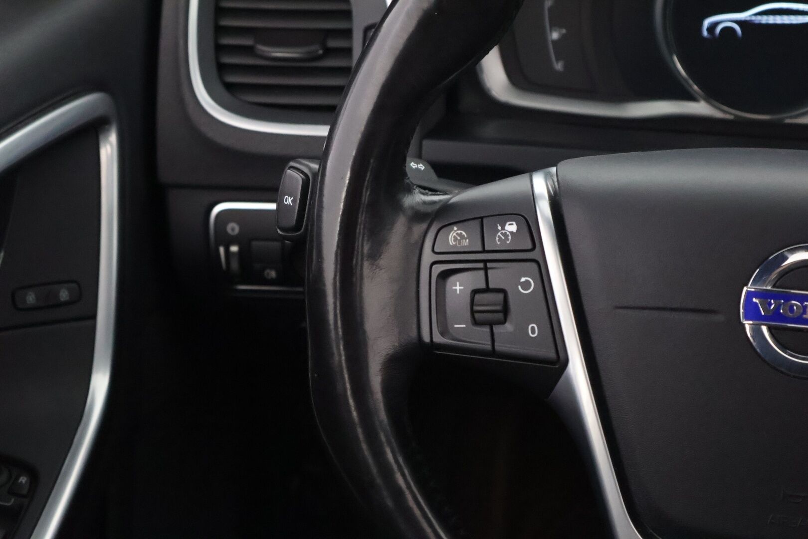 Volvo V60 2016 D5 AWD Twin Engine Summum aut - Webasto / Adapt.Vakkari / Kattoluukku / Peruutuskamera / Vetokoukku / BLIS / Nahkasisusta / Keyless / Huippuvarusteet!