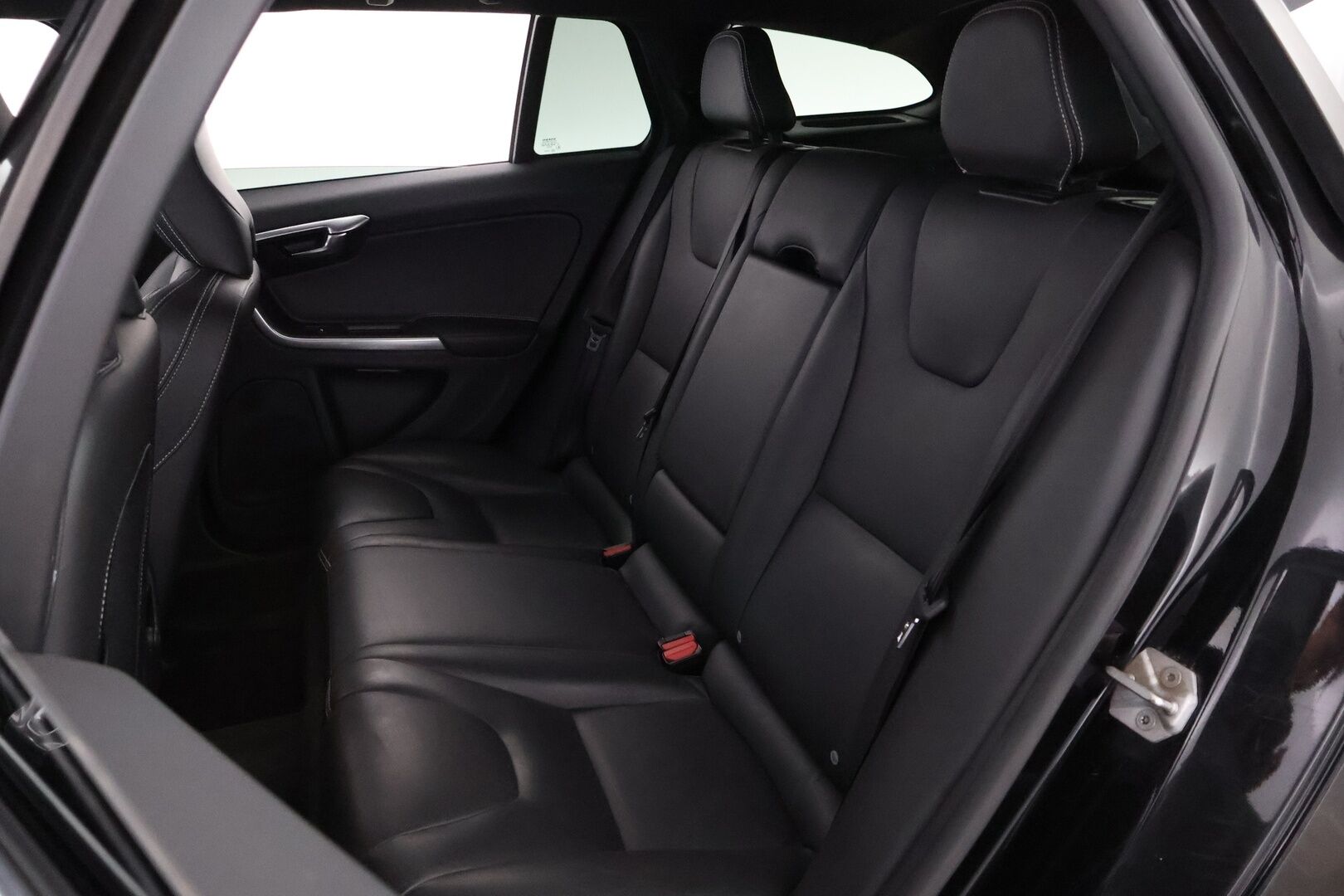 Volvo V60 2016 D5 AWD Twin Engine Summum aut - Webasto / Adapt.Vakkari / Kattoluukku / Peruutuskamera / Vetokoukku / BLIS / Nahkasisusta / Keyless / Huippuvarusteet!