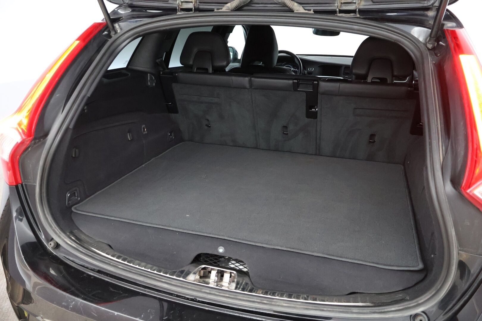 Volvo V60 2016 D5 AWD Twin Engine Summum aut - Webasto / Adapt.Vakkari / Kattoluukku / Peruutuskamera / Vetokoukku / BLIS / Nahkasisusta / Keyless / Huippuvarusteet!