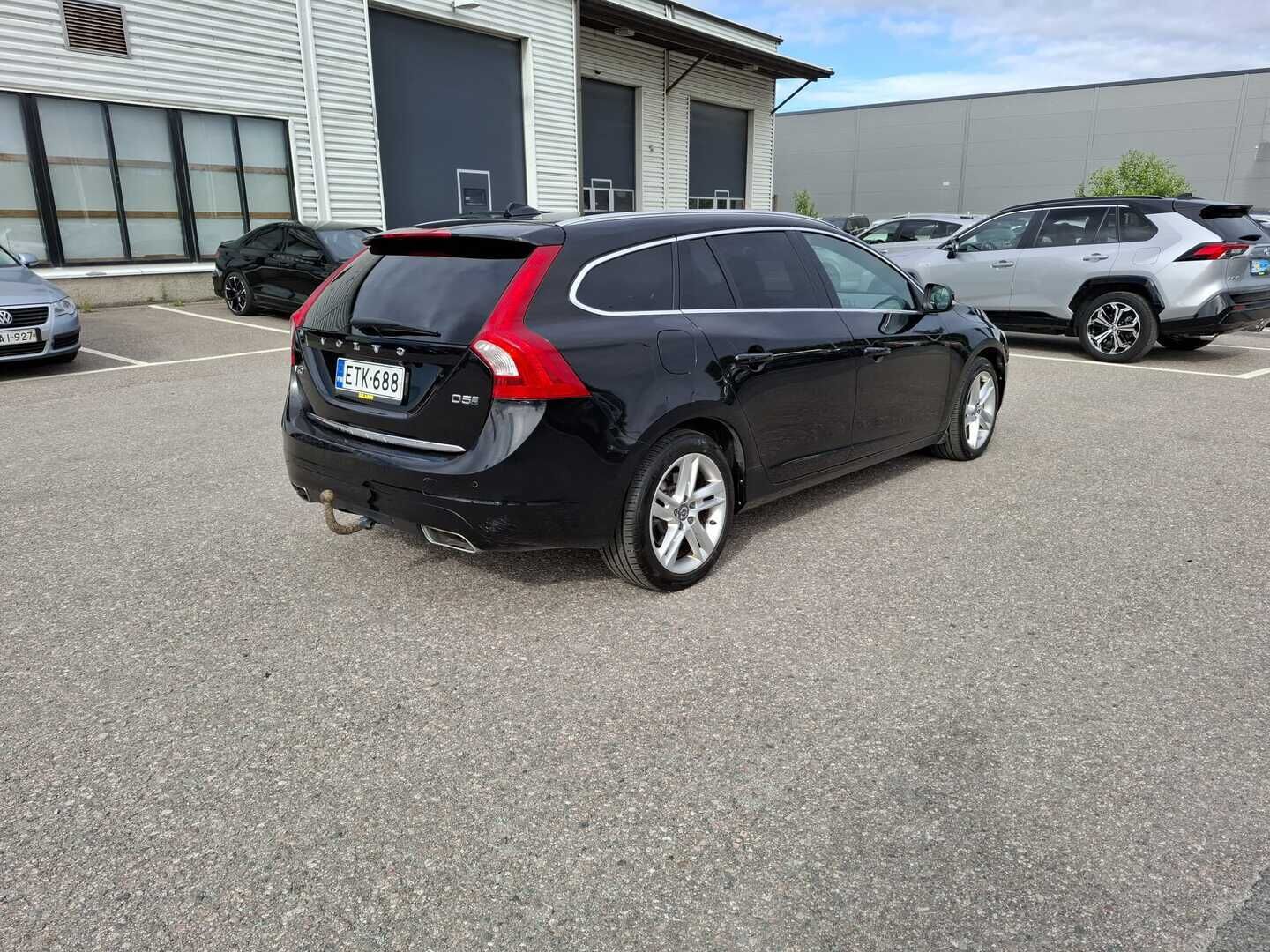Volvo V60 2016 TWIN ENGINE Farmari (AC) 4ov 2400cm3 A - Webasto / Adapt.Vakkari / Kattoluukku / P.Kamera / Vetokoukku / BLIS / Nahkapenkit / Keyless