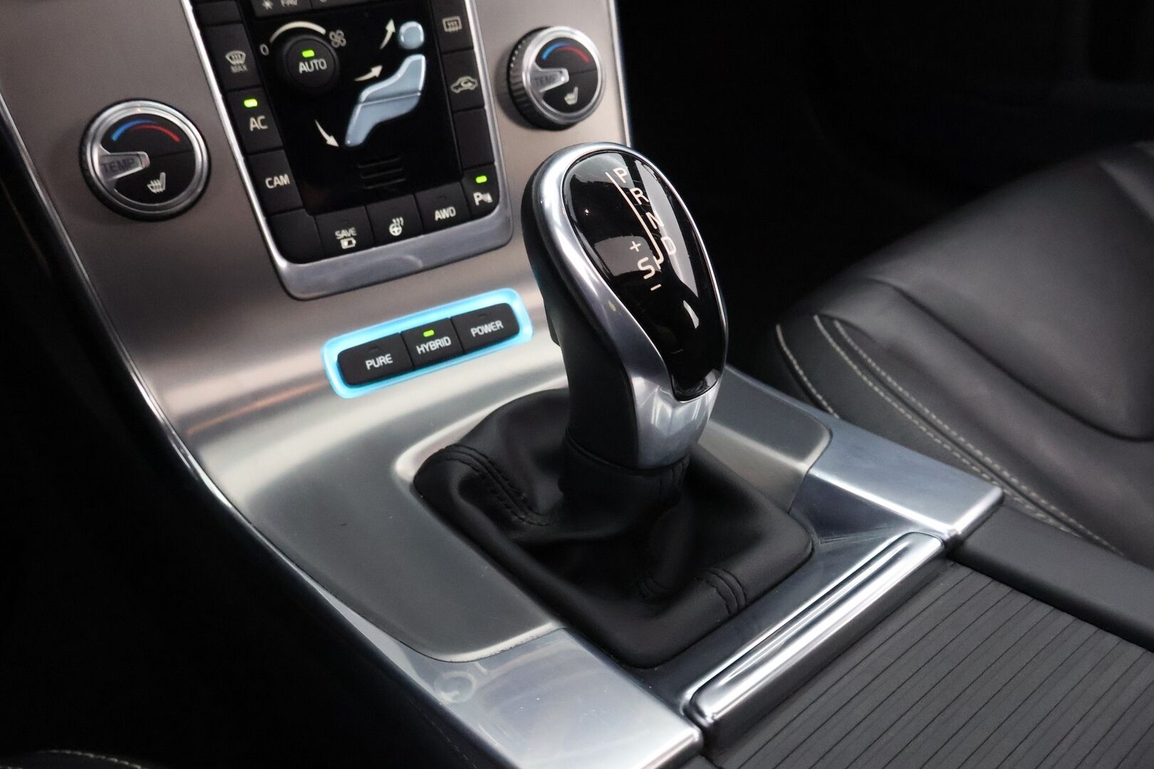 Volvo V60 2016 D5 AWD Twin Engine Summum aut - Webasto / Adapt.Vakkari / Kattoluukku / Peruutuskamera / Vetokoukku / BLIS / Nahkasisusta / Keyless / Huippuvarusteet!