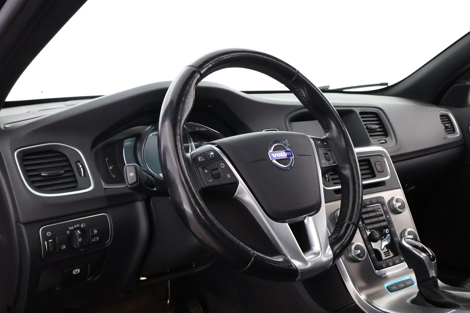 Volvo V60 2016 D5 AWD Twin Engine Summum aut - Webasto / Adapt.Vakkari / Kattoluukku / Peruutuskamera / Vetokoukku / BLIS / Nahkasisusta / Keyless / Huippuvarusteet!
