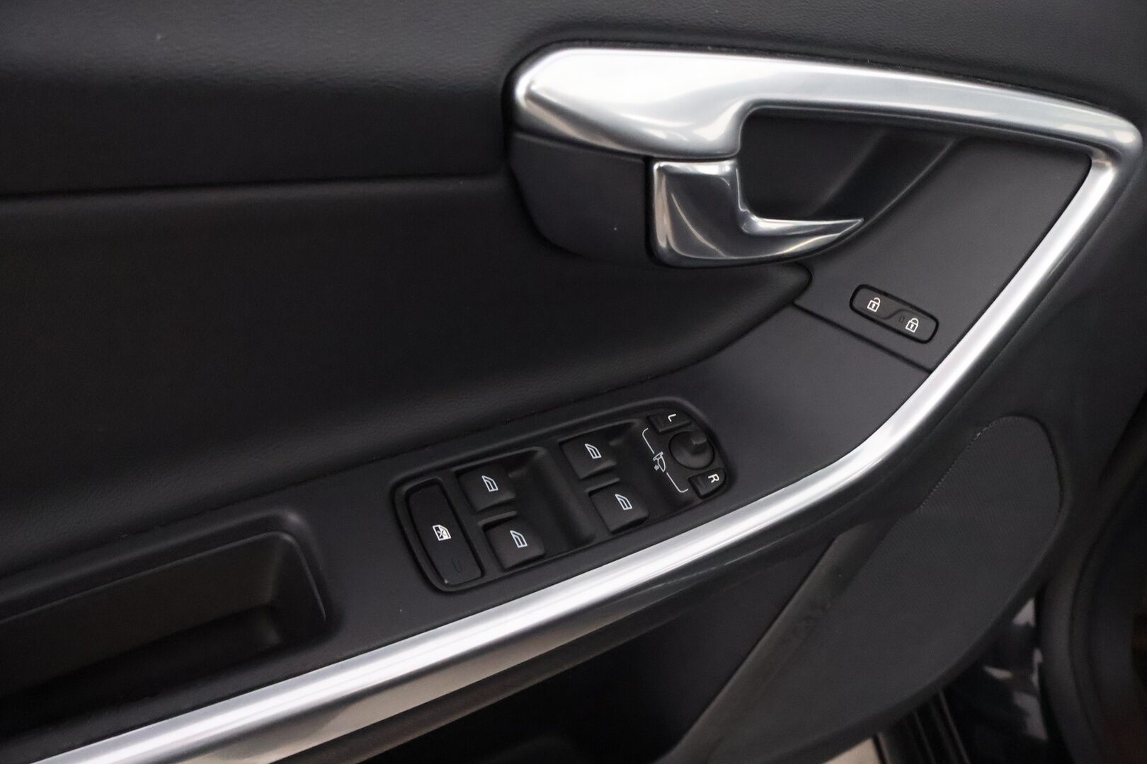 Volvo V60 2016 D5 AWD Twin Engine Summum aut - Webasto / Adapt.Vakkari / Kattoluukku / Peruutuskamera / Vetokoukku / BLIS / Nahkasisusta / Keyless / Huippuvarusteet!