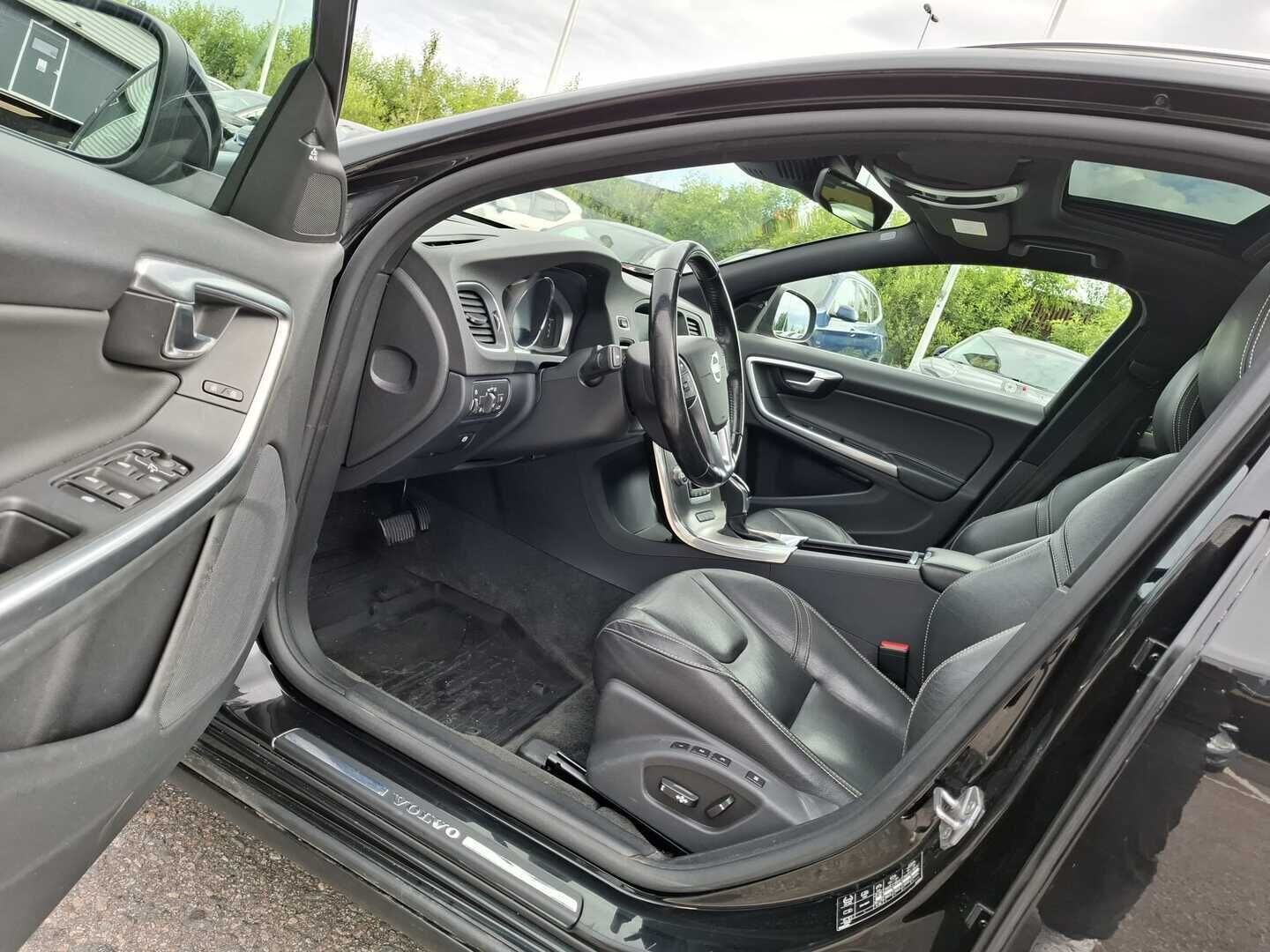 Volvo V60 2016 TWIN ENGINE Farmari (AC) 4ov 2400cm3 A - Webasto / Adapt.Vakkari / Kattoluukku / P.Kamera / Vetokoukku / BLIS / Nahkapenkit / Keyless