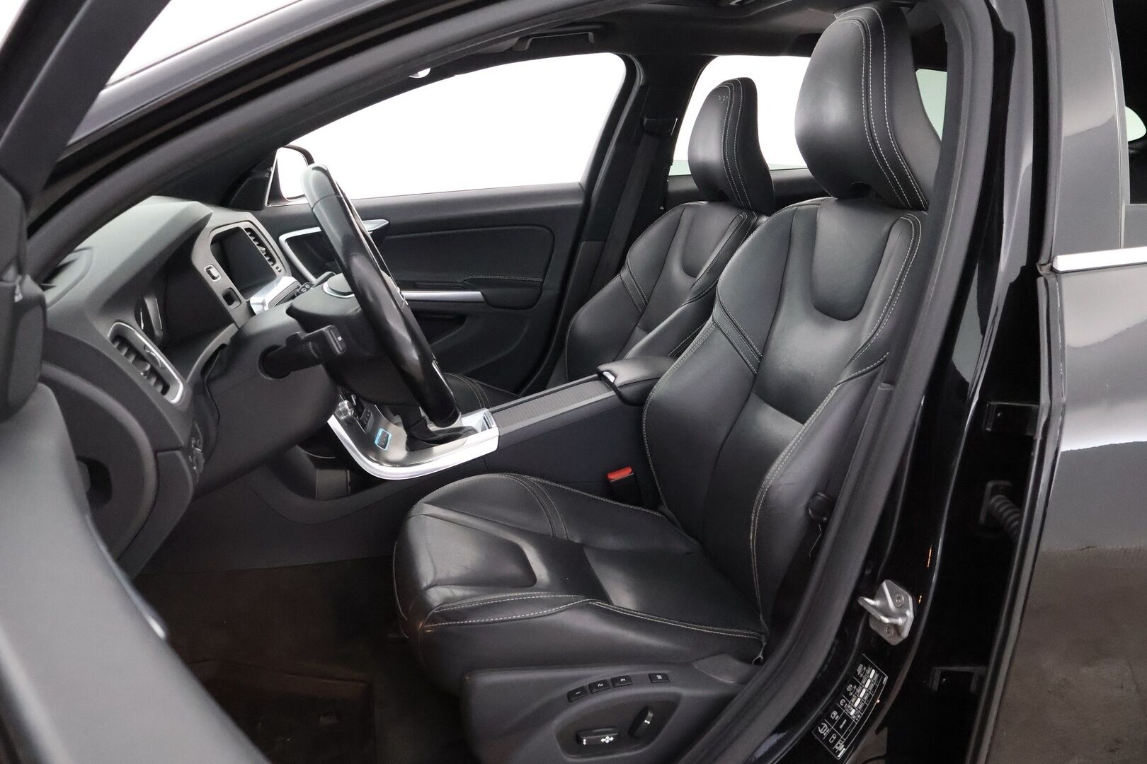 Volvo V60 2016 D5 AWD Twin Engine Summum aut - Webasto / Adapt.Vakkari / Kattoluukku / Peruutuskamera / Vetokoukku / BLIS / Nahkasisusta / Keyless / Huippuvarusteet!
