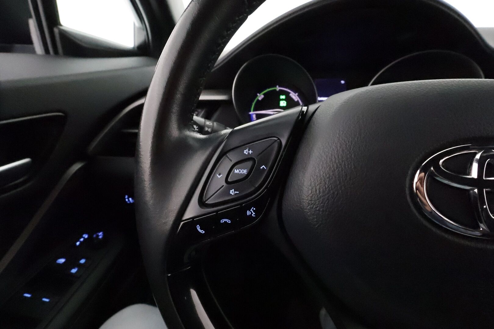 Toyota C-HR 2020 1,8 Hybrid Active **Webasto / Adapt.Vakkari / LED-valot / P.kamera / Navi / Kaistavahti / Apple&Android / KeylessGO** - Merkkihuollettu Suomi-auto / Kahdet renkaat