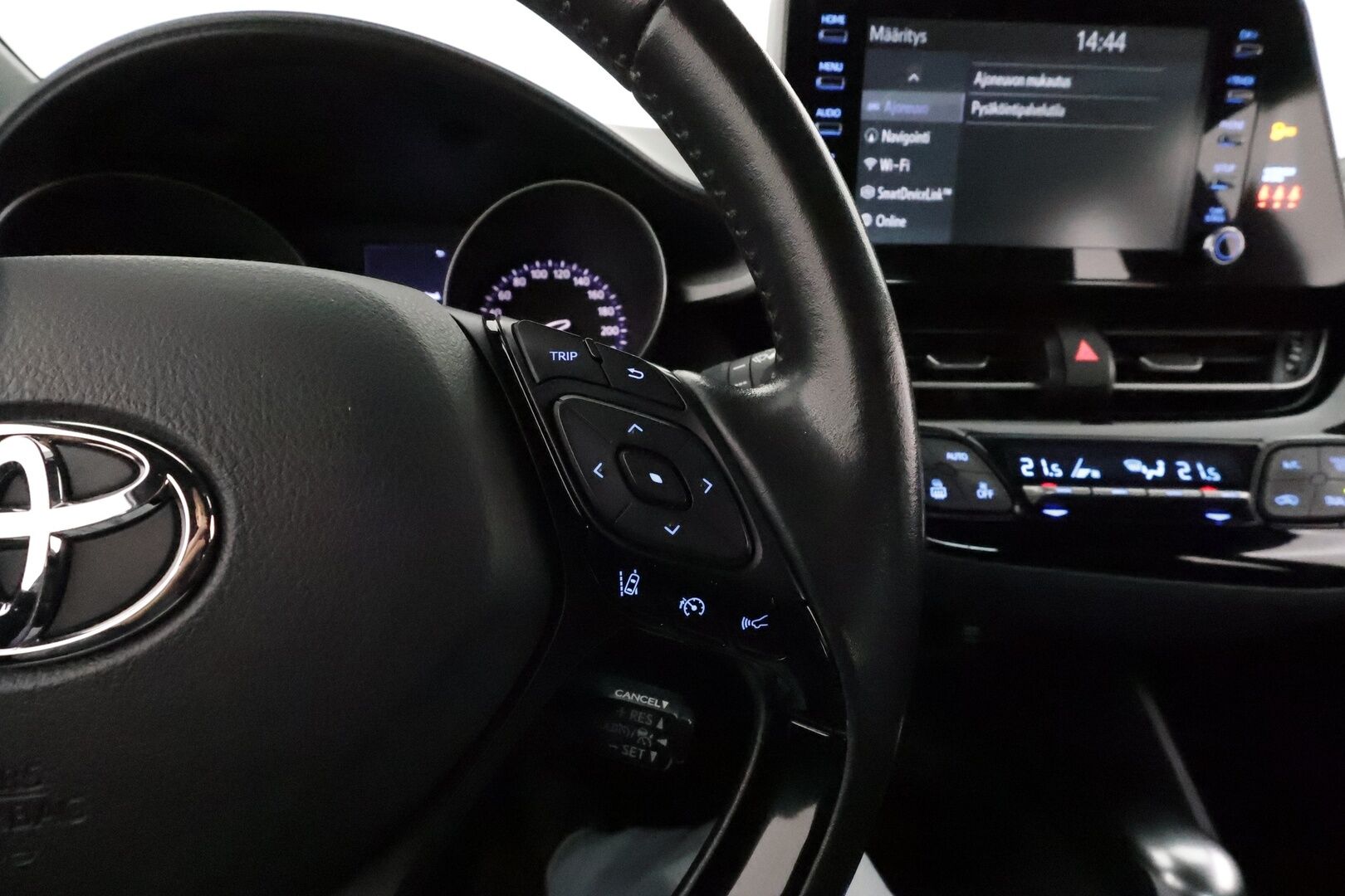 Toyota C-HR 2020 1,8 Hybrid Active **Webasto / Adapt.Vakkari / LED-valot / P.kamera / Navi / Kaistavahti / Apple&Android / KeylessGO** - Merkkihuollettu Suomi-auto / Kahdet renkaat