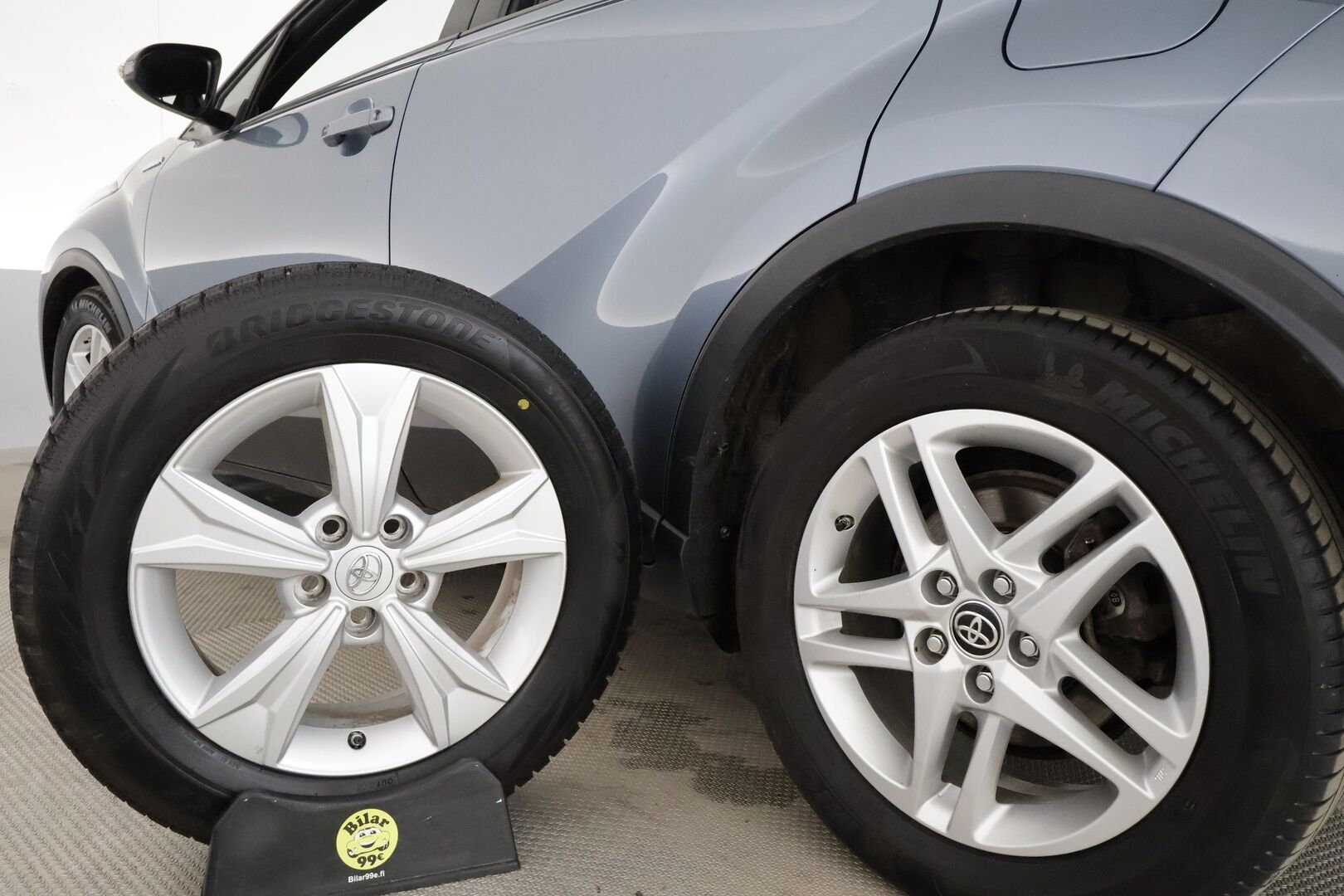 Toyota C-HR 2020 1,8 Hybrid Active **Webasto / Adapt.Vakkari / LED-valot / P.kamera / Navi / Kaistavahti / Apple&Android / KeylessGO** - Merkkihuollettu Suomi-auto / Kahdet renkaat