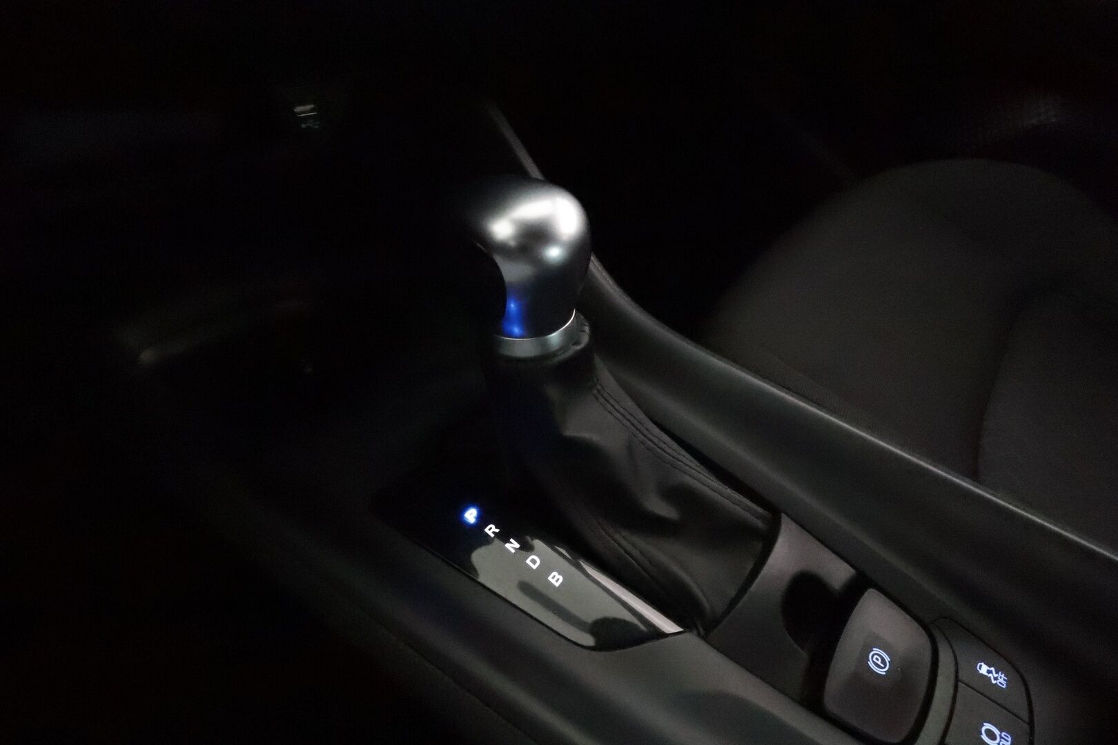Toyota C-HR 2020 1,8 Hybrid Active **Webasto / Adapt.Vakkari / LED-valot / P.kamera / Navi / Kaistavahti / Apple&Android / KeylessGO** - Merkkihuollettu Suomi-auto / Kahdet renkaat