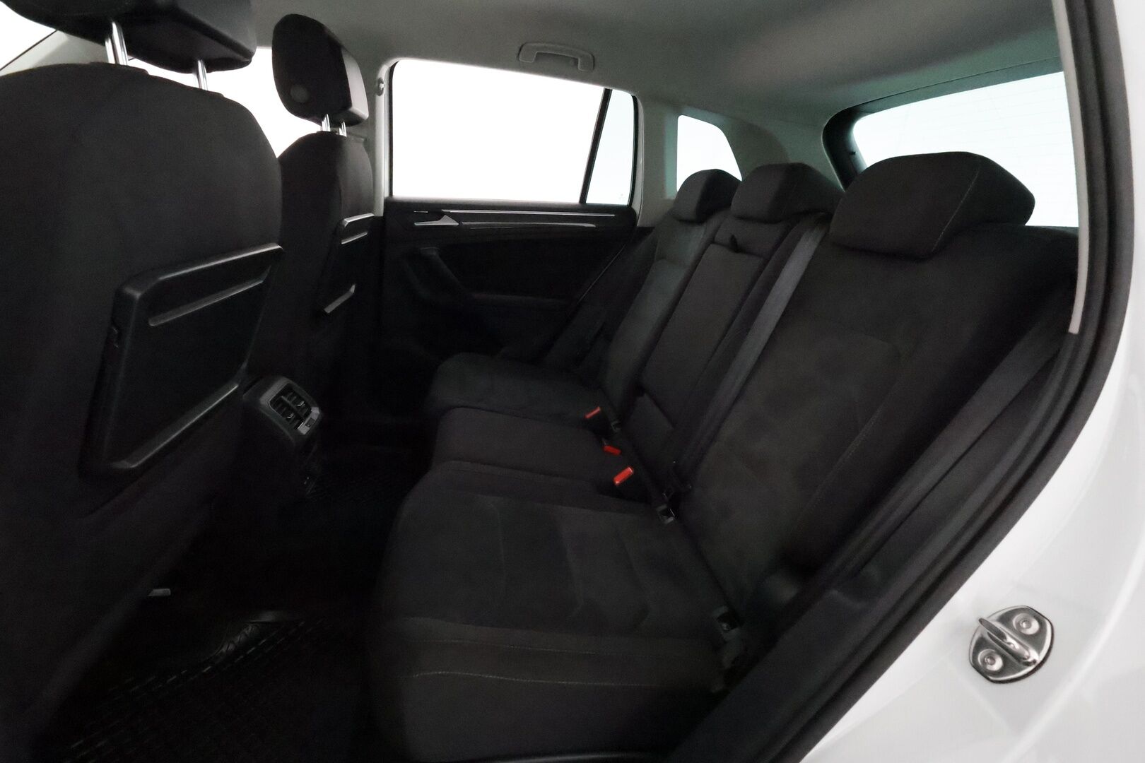 Volkswagen Tiguan 2020 R-Line 1,5 TSI EVO 110 kW DSG **ACC / Webasto / LED / 360° Kamera / Navi / Kaistavahti / Hierovat penkit / Keyless** - 1-om Suomi-auto / Kahdet Renkaat / Merkkihuollettu!
