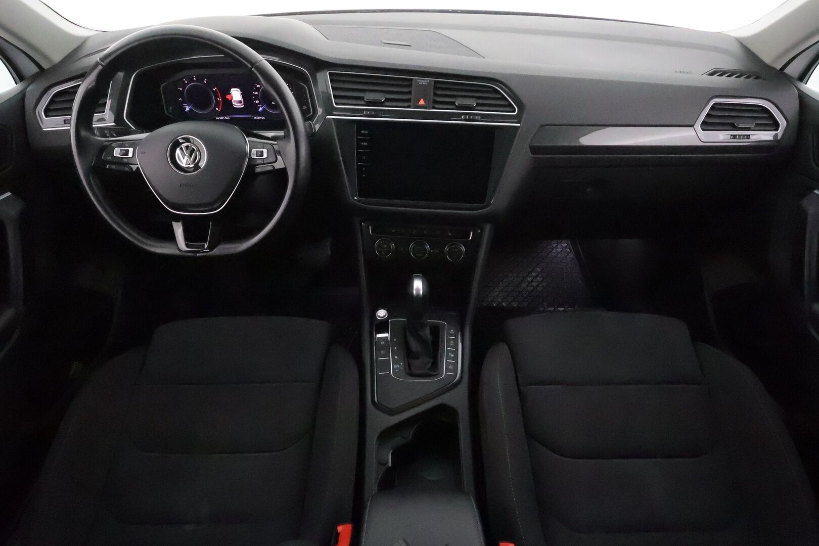Volkswagen Tiguan 2020 R-Line 1,5 TSI EVO 110 kW DSG **ACC / Webasto / LED / 360° Kamera / Navi / Kaistavahti / Hierovat penkit / Keyless** - 1-om Suomi-auto / Kahdet Renkaat / Merkkihuollettu!