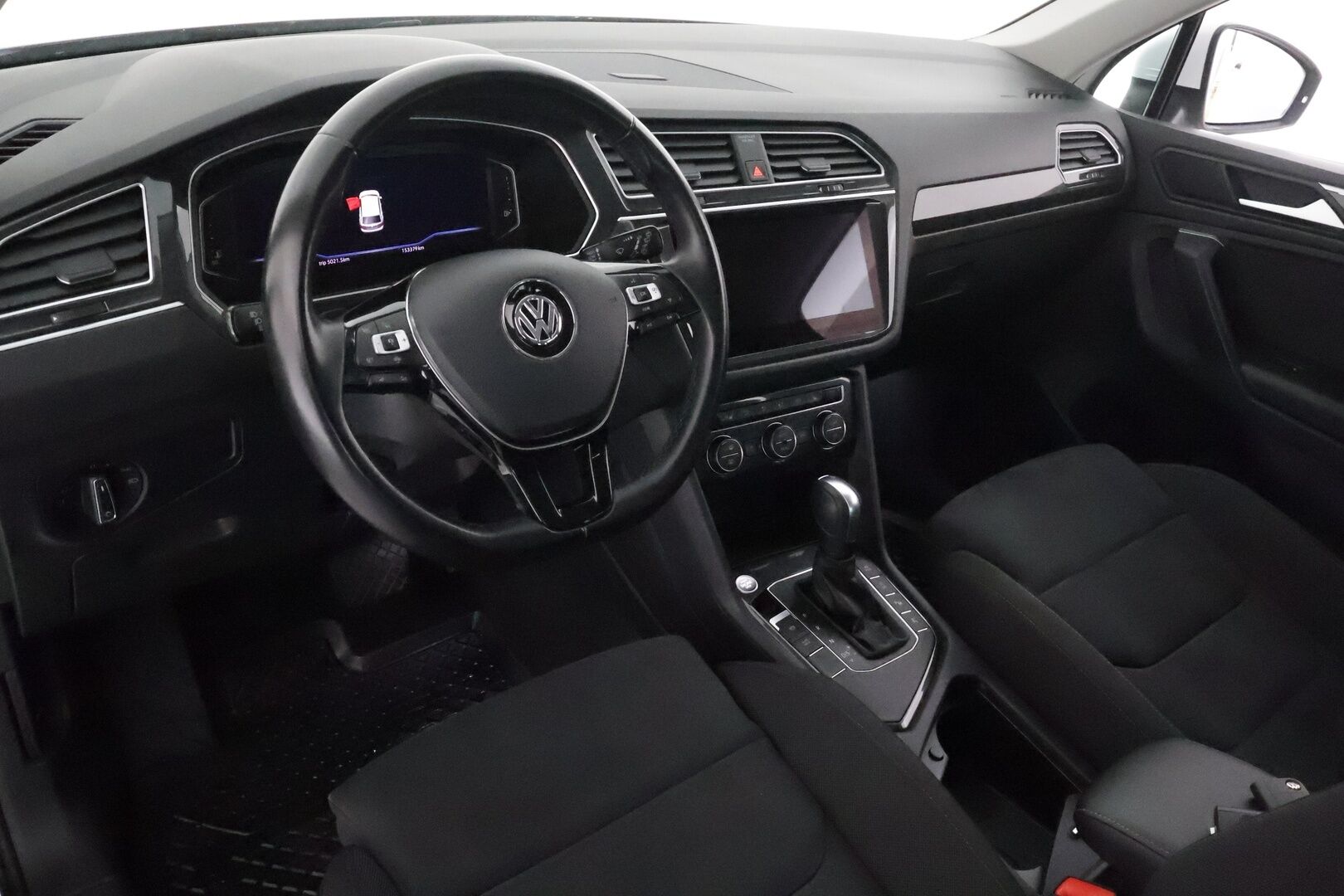 Volkswagen Tiguan 2020 R-Line 1,5 TSI EVO 110 kW DSG **ACC / Webasto / LED / 360° Kamera / Navi / Kaistavahti / Hierovat penkit / Keyless** - 1-om Suomi-auto / Kahdet Renkaat / Merkkihuollettu!