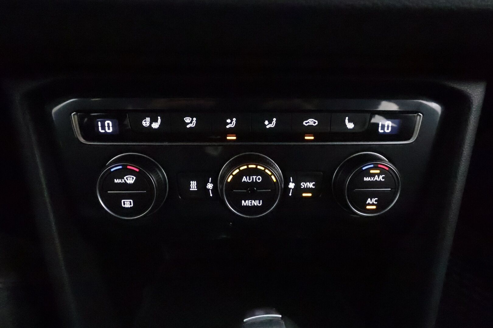 Volkswagen Tiguan 2020 R-Line 1,5 TSI EVO 110 kW DSG **ACC / Webasto / LED / 360° Kamera / Navi / Kaistavahti / Hierovat penkit / Keyless** - 1-om Suomi-auto / Kahdet Renkaat / Merkkihuollettu!