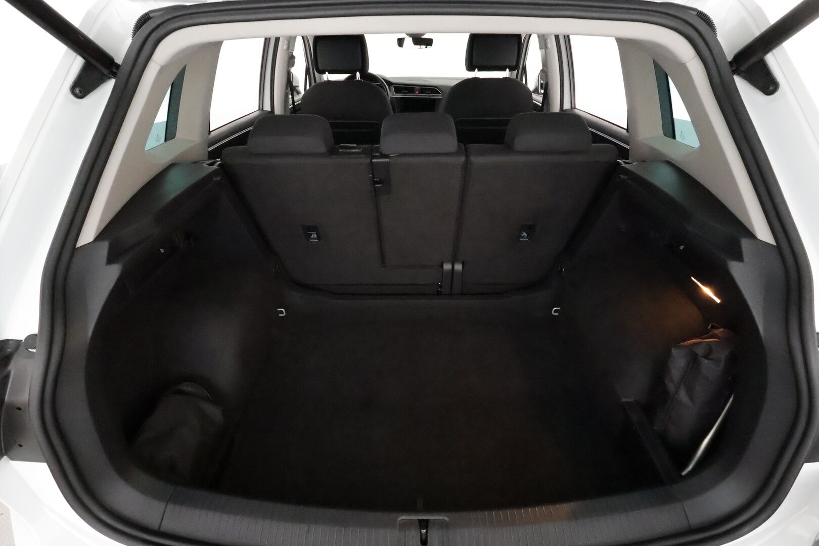 Volkswagen Tiguan 2020 R-Line 1,5 TSI EVO 110 kW DSG **ACC / Webasto / LED / 360° Kamera / Navi / Kaistavahti / Hierovat penkit / Keyless** - 1-om Suomi-auto / Kahdet Renkaat / Merkkihuollettu!