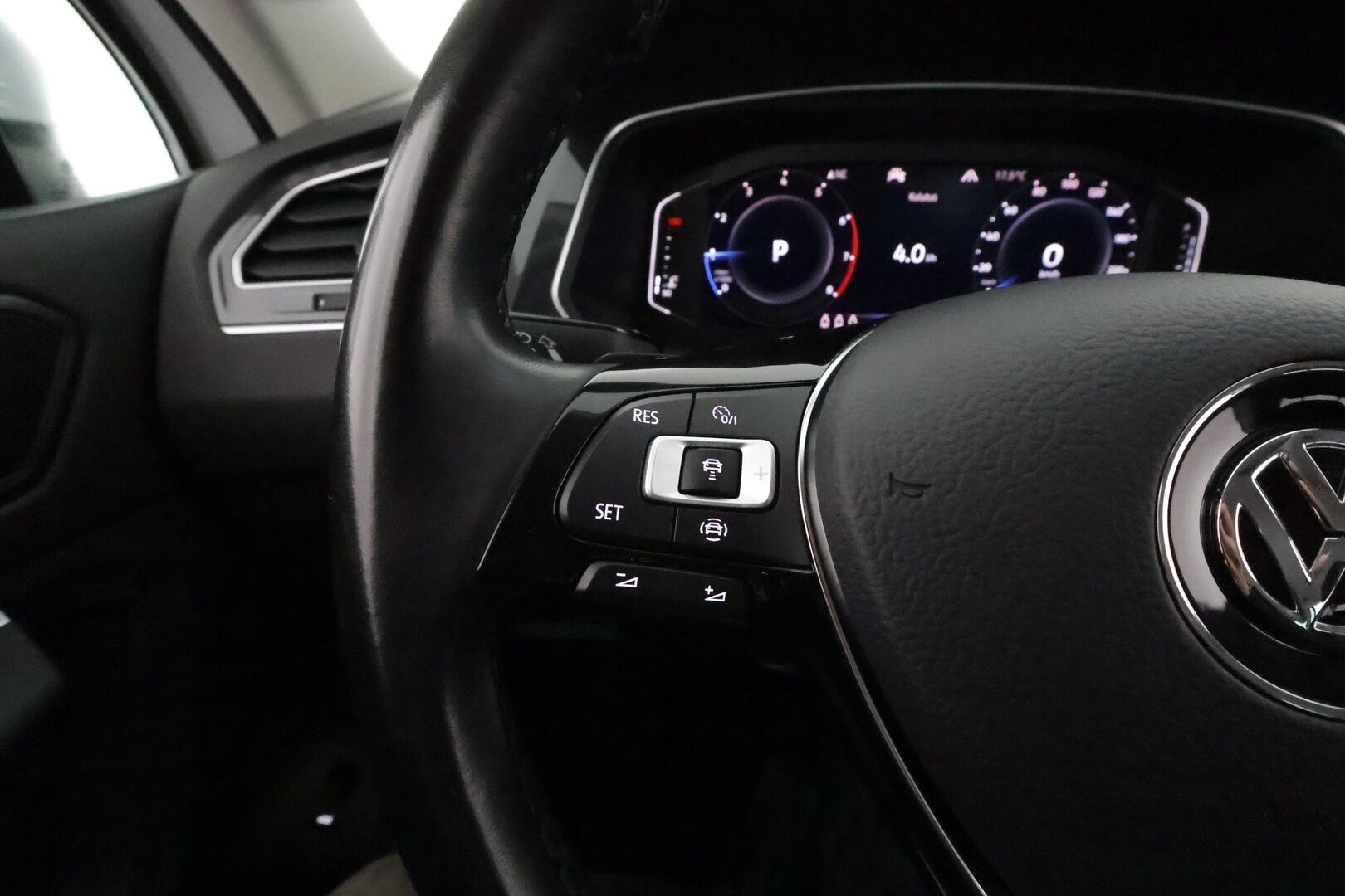 Volkswagen Tiguan 2020 R-Line 1,5 TSI EVO 110 kW DSG **ACC / Webasto / LED / 360° Kamera / Navi / Kaistavahti / Hierovat penkit / Keyless** - 1-om Suomi-auto / Kahdet Renkaat / Merkkihuollettu!