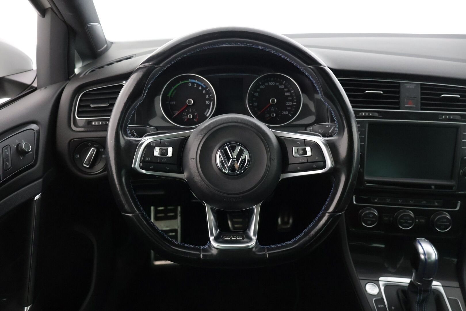 Volkswagen Golf 2015 GTE Plug-In Hybrid 150 kW (204 hv) DSG-automaatti * Kattoluukku / ACC / BLIS / KeyLess / Navi / Tutkat * - Merkkihuollettu! / Kahdet hyvät renkaat / Siisti! 