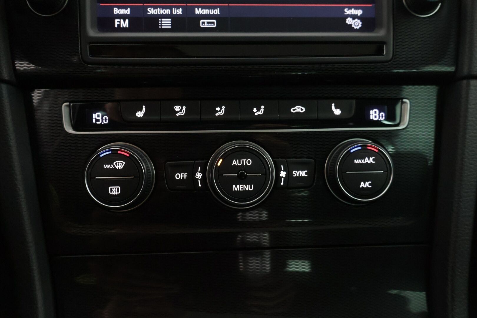 Volkswagen Golf 2015 GTE Plug-In Hybrid 150 kW (204 hv) DSG-automaatti * Kattoluukku / ACC / BLIS / KeyLess / Navi / Tutkat * - Merkkihuollettu! / Kahdet hyvät renkaat / Siisti! 