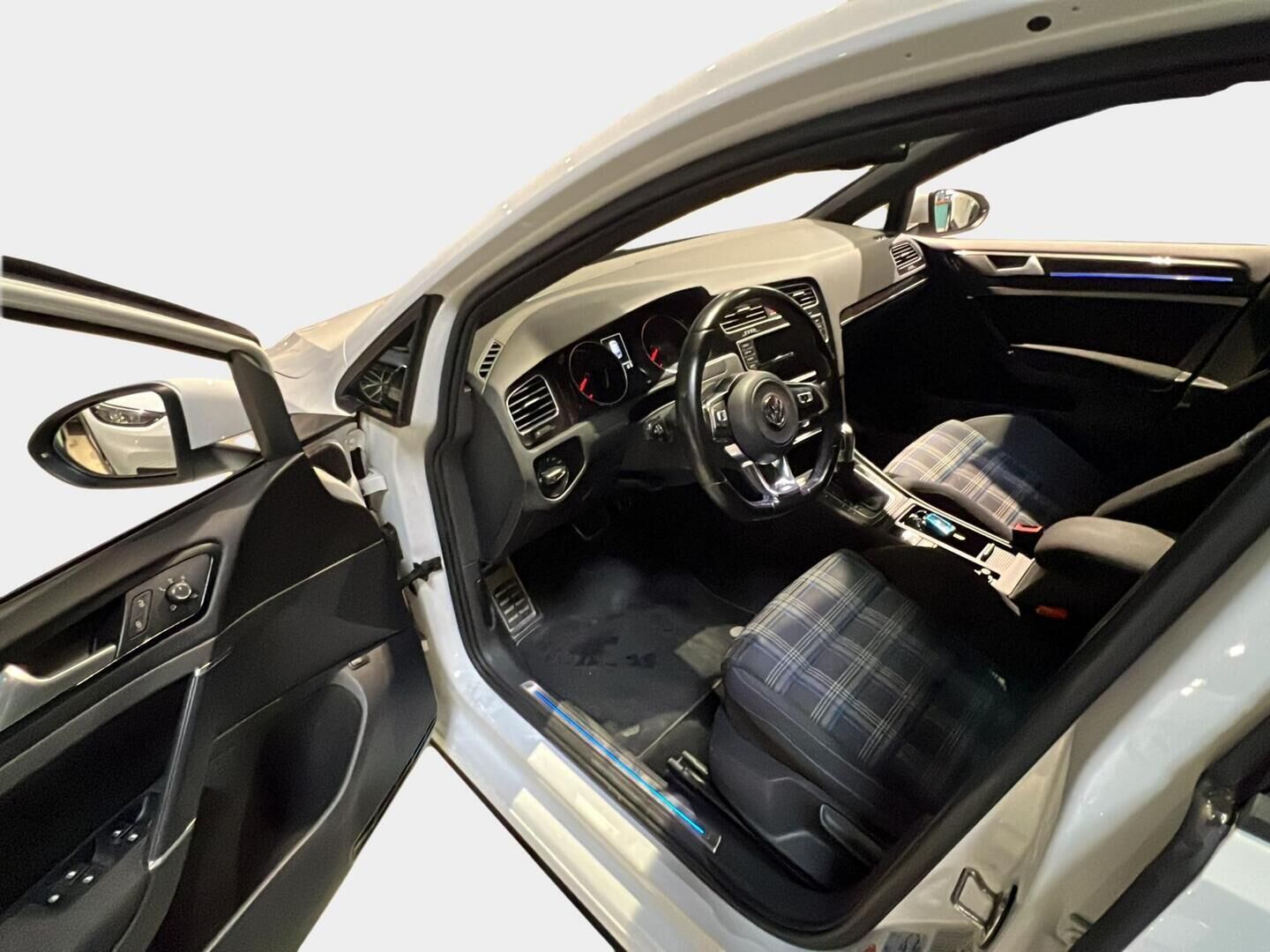 Volkswagen Golf 2015 GTE Plug-In Hybrid 150 kW (204 hv) DSG-automaatti - Adapt.Vakkari | Panoraama | BLIS | Navi | LED | Peruutustutkat | Lisälämmitin | 2x Renkaat Aluvantein!