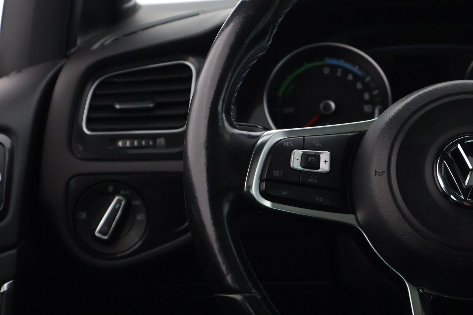 Volkswagen Golf 2015 GTE Plug-In Hybrid 150 kW (204 hv) DSG-automaatti * Kattoluukku / ACC / BLIS / KeyLess / Navi / Tutkat * - Merkkihuollettu! / Kahdet hyvät renkaat / Siisti! 