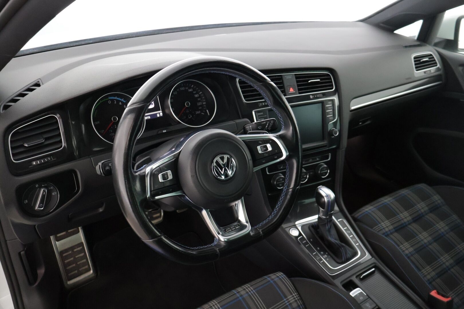 Volkswagen Golf 2015 GTE Plug-In Hybrid 150 kW (204 hv) DSG-automaatti * Kattoluukku / ACC / BLIS / KeyLess / Navi / Tutkat * - Merkkihuollettu! / Kahdet hyvät renkaat / Siisti! 