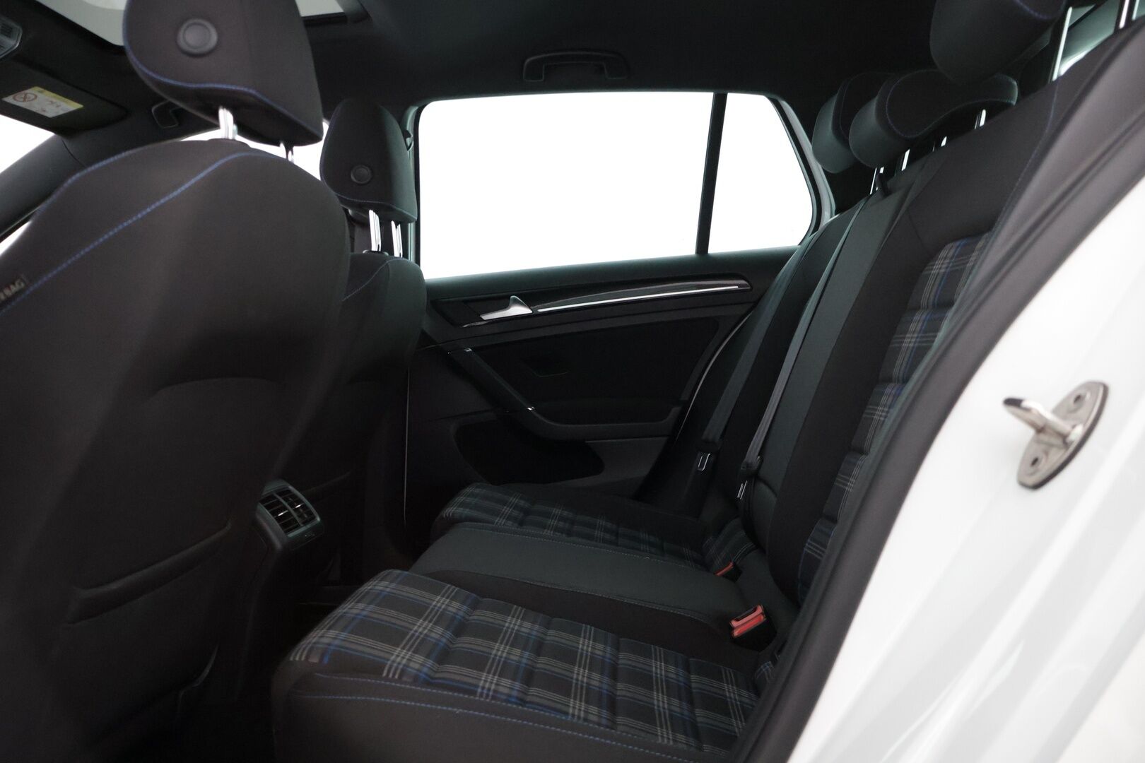 Volkswagen Golf 2015 GTE Plug-In Hybrid 150 kW (204 hv) DSG-automaatti * Kattoluukku / ACC / BLIS / KeyLess / Navi / Tutkat * - Merkkihuollettu! / Kahdet hyvät renkaat / Siisti! 