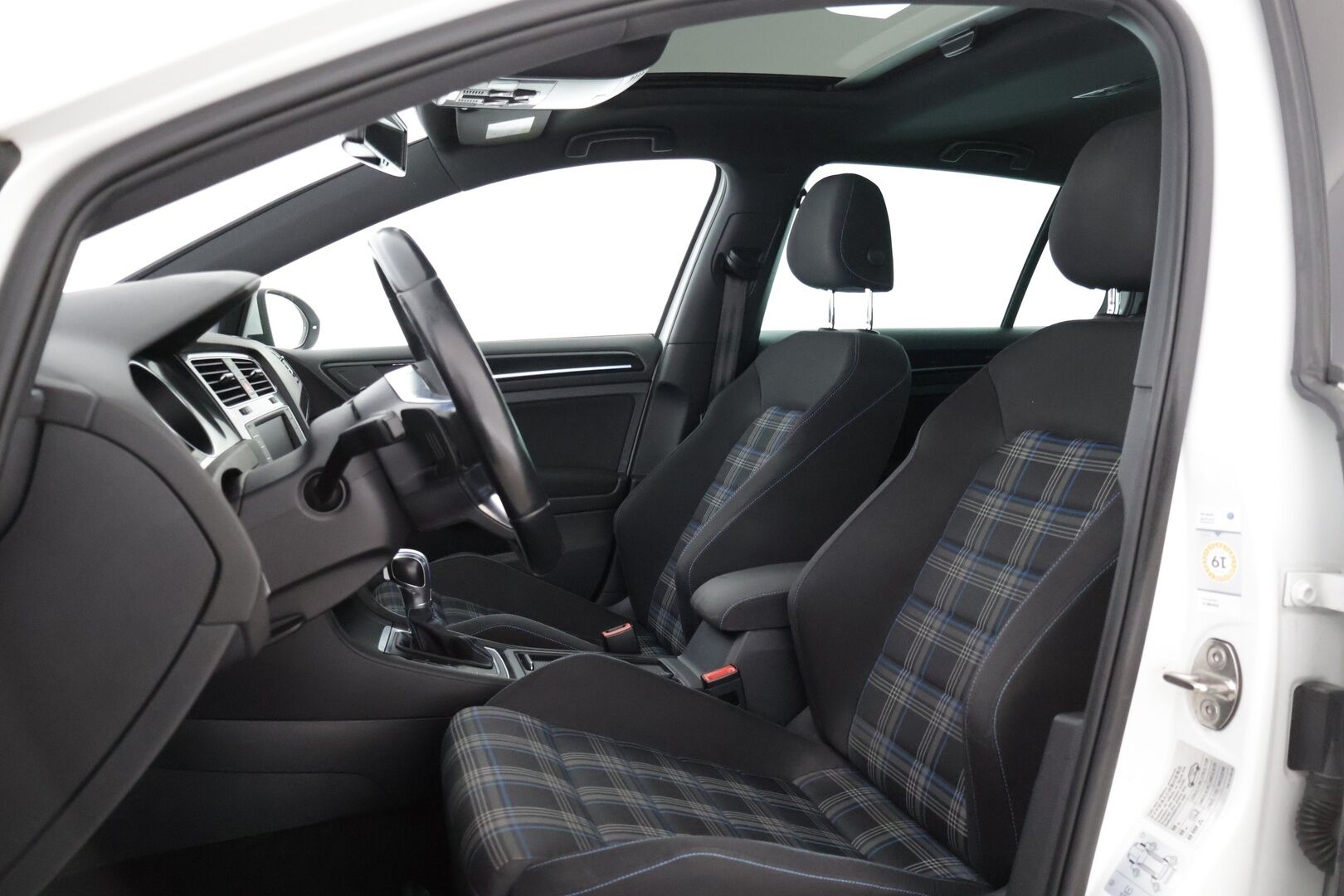 Volkswagen Golf 2015 GTE Plug-In Hybrid 150 kW (204 hv) DSG-automaatti * Kattoluukku / ACC / BLIS / KeyLess / Navi / Tutkat * - Merkkihuollettu! / Kahdet hyvät renkaat / Siisti! 