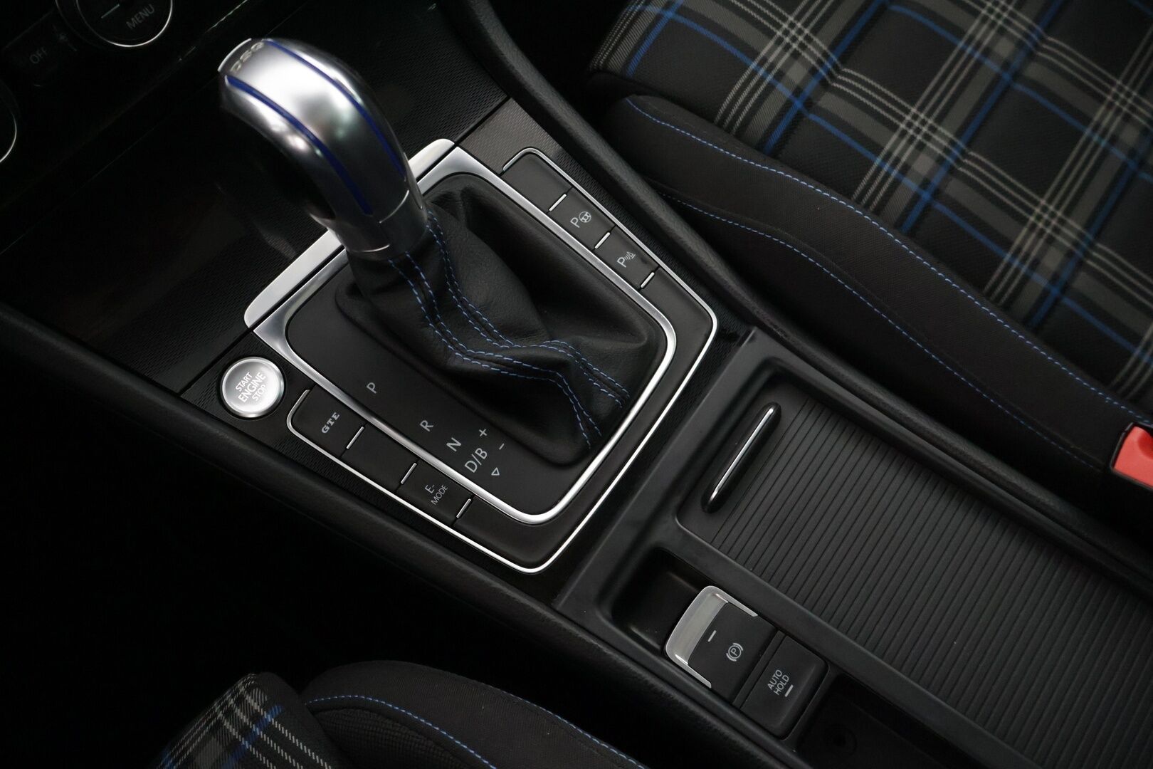Volkswagen Golf 2015 GTE Plug-In Hybrid 150 kW (204 hv) DSG-automaatti * Kattoluukku / ACC / BLIS / KeyLess / Navi / Tutkat * - Merkkihuollettu! / Kahdet hyvät renkaat / Siisti! 