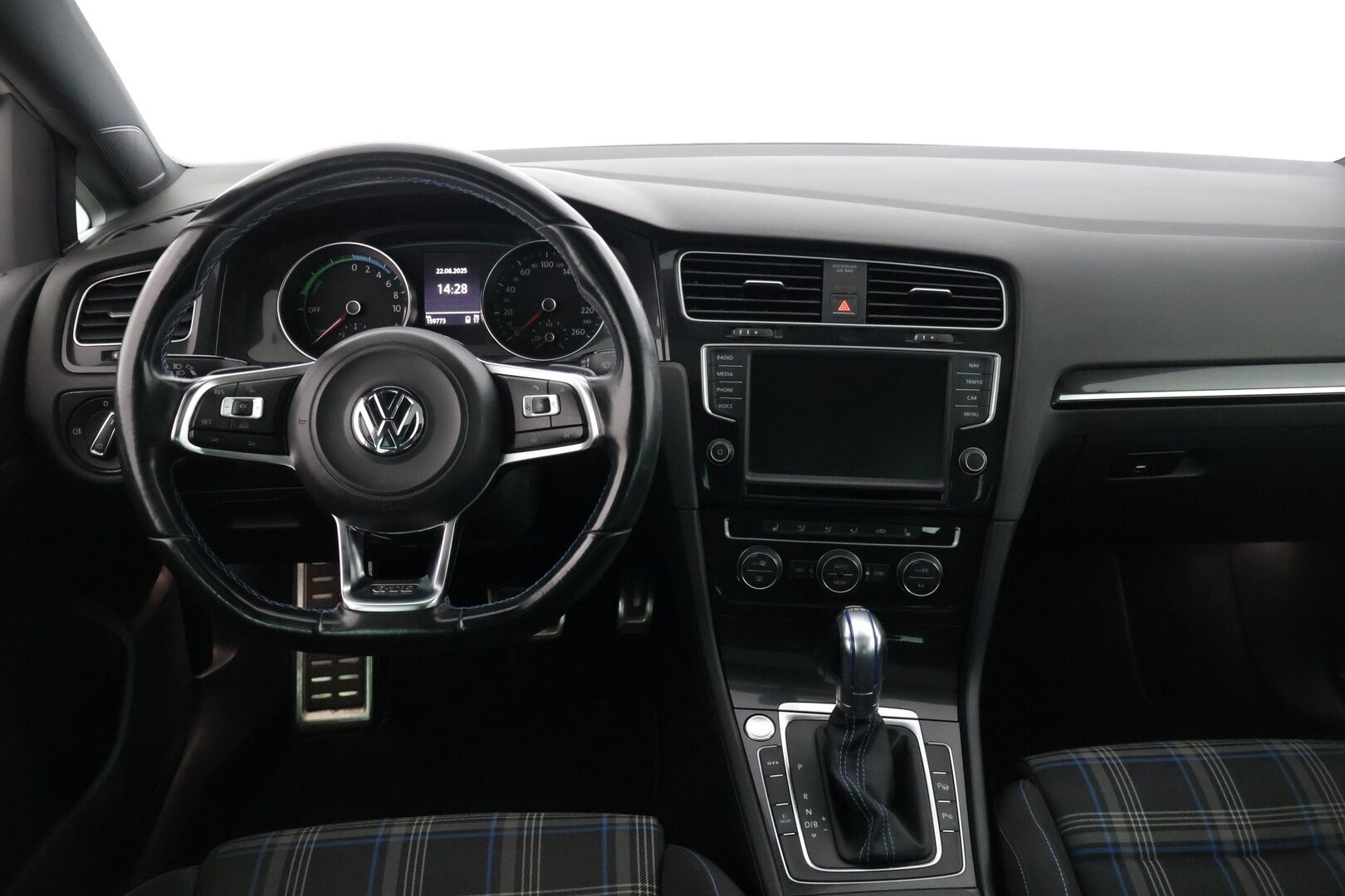 Volkswagen Golf 2015 GTE Plug-In Hybrid 150 kW (204 hv) DSG-automaatti * Kattoluukku / ACC / BLIS / KeyLess / Navi / Tutkat * - Merkkihuollettu! / Kahdet hyvät renkaat / Siisti! 