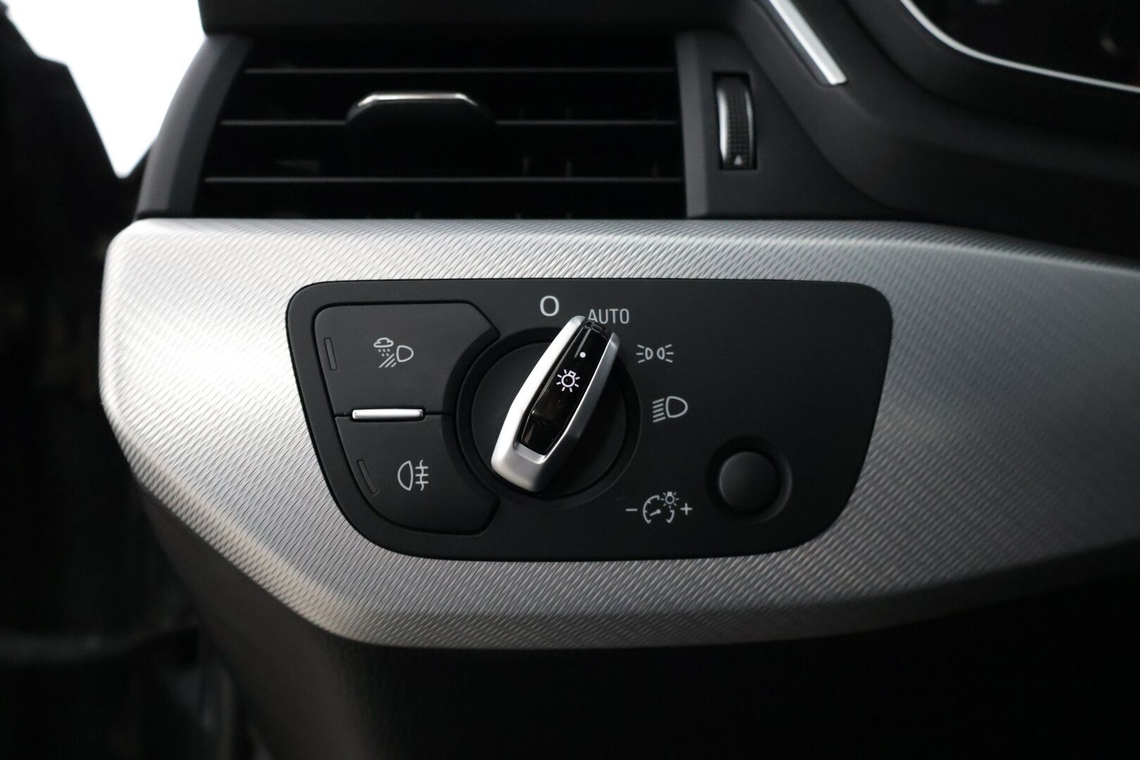 Audi A4 2017 AUDI A4 Avant Business 2,0 TDI 110 kW S tronic * Xenon / Vakkari / P. tutkat / Sähkökontti / Navi * - * Näyttävä tummanharmaa väri! / Lohkolämmitin *