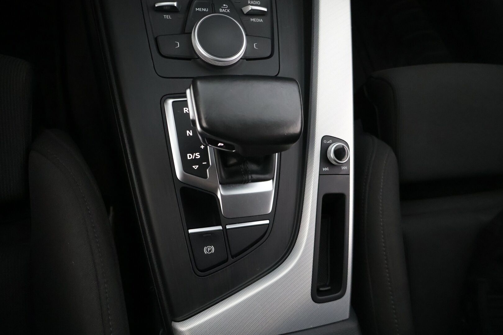 Audi A4 2017 AUDI A4 Avant Business 2,0 TDI 110 kW S tronic * Xenon / Vakkari / P. tutkat / Sähkökontti / Navi * - * Näyttävä tummanharmaa väri! / Lohkolämmitin *