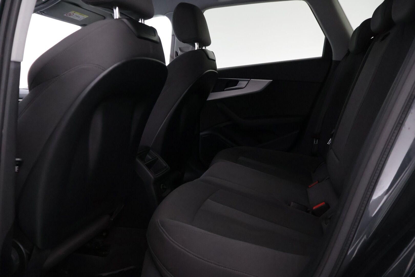 Audi A4 2017 AUDI A4 Avant Business 2,0 TDI 110 kW S tronic * Xenon / Vakkari / P. tutkat / Sähkökontti / Navi * - * Näyttävä tummanharmaa väri! / Lohkolämmitin *