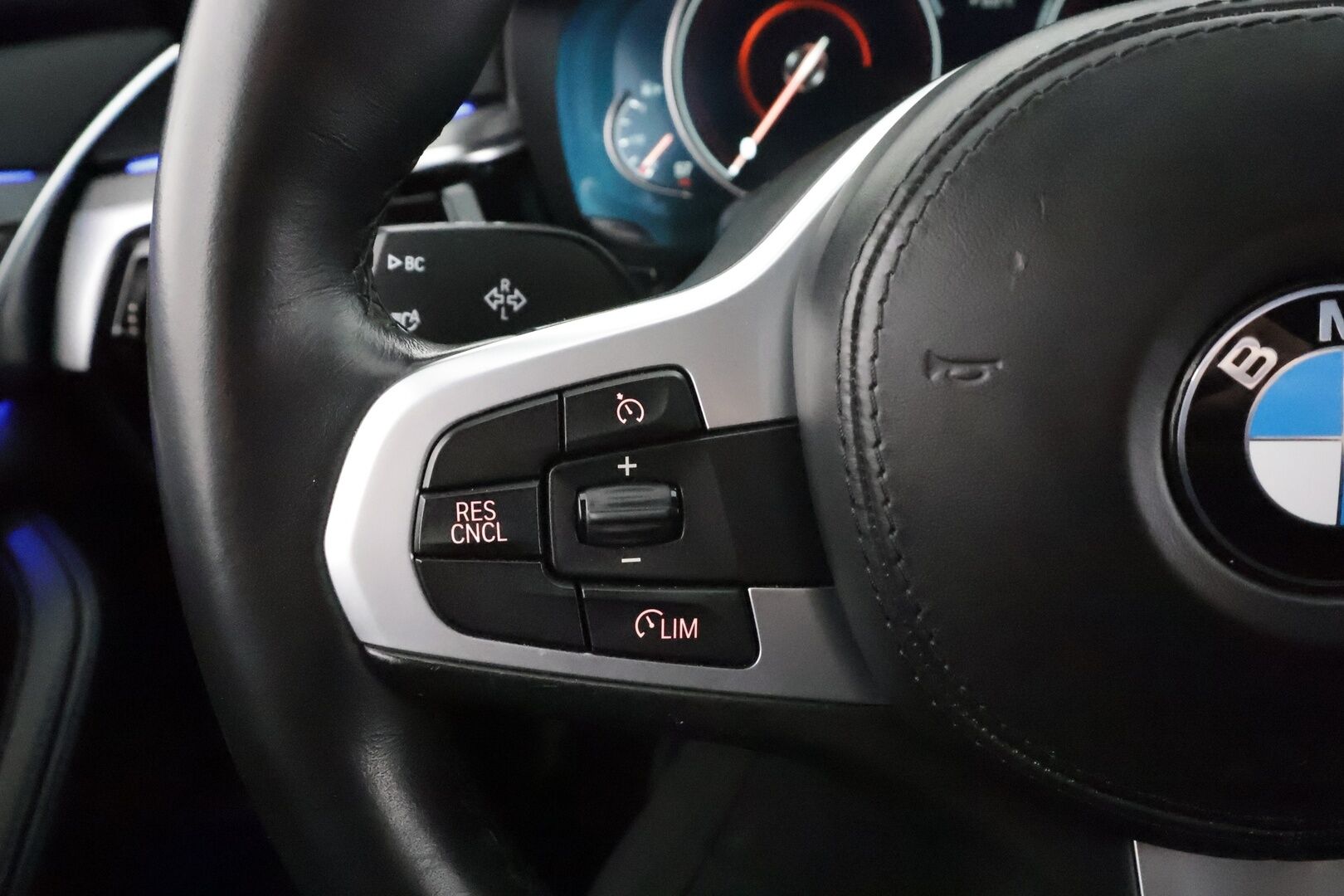 BMW 530 2018 G30 Sedan 530e A iPerformance M-sport * ACC / HUD / Sporttinahat / Sähköpenkit / LED / HIFI / P.Kamera * - Merkkihuollettu / Kahdet renkaat