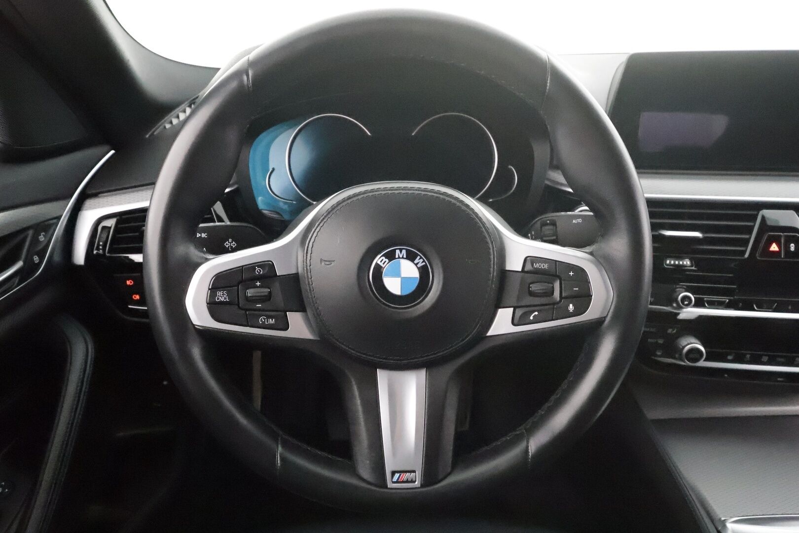 BMW 530 2018 G30 Sedan 530e A iPerformance M-sport * ACC / HUD / Sporttinahat / Sähköpenkit / LED / HIFI / P.Kamera * - Merkkihuollettu / Kahdet renkaat