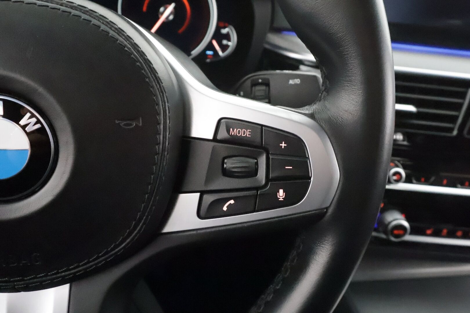 BMW 530 2018 G30 Sedan 530e A iPerformance M-sport * ACC / HUD / Sporttinahat / Sähköpenkit / LED / HIFI / P.Kamera * - Merkkihuollettu / Kahdet renkaat