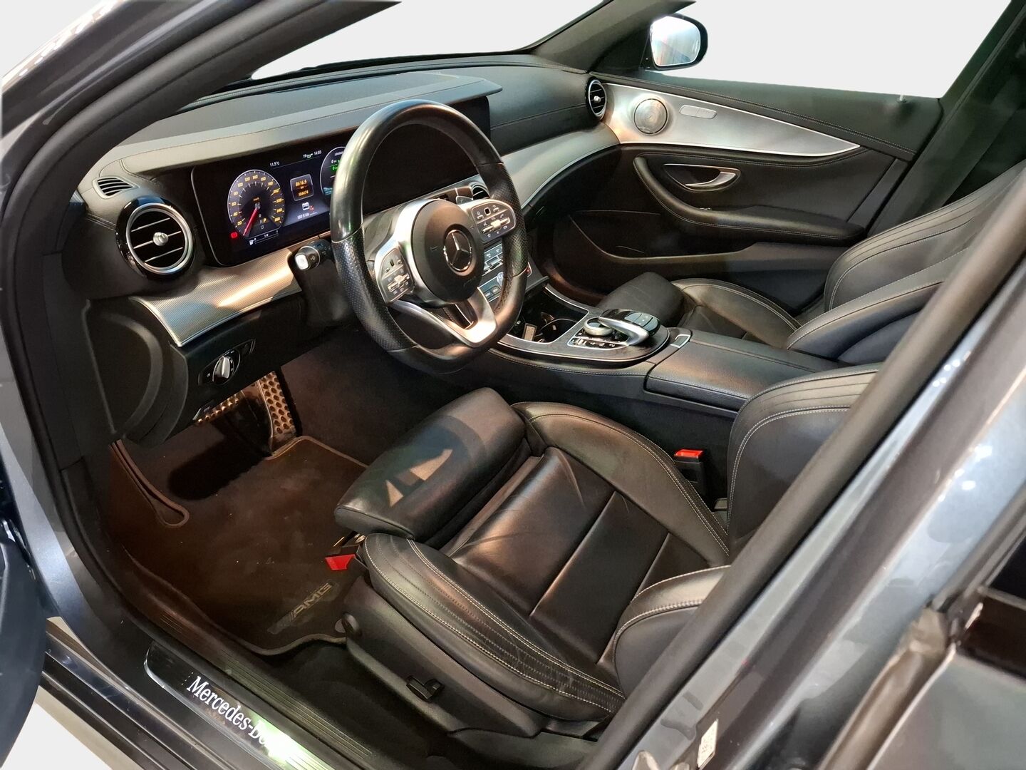 Mercedes-Benz E 2019 300 de A Business AMG Edition EQ Power - Burmester / Panorama / Sportti nahat / P-kamera / LED / BLIS / Widesreen / Vakkari