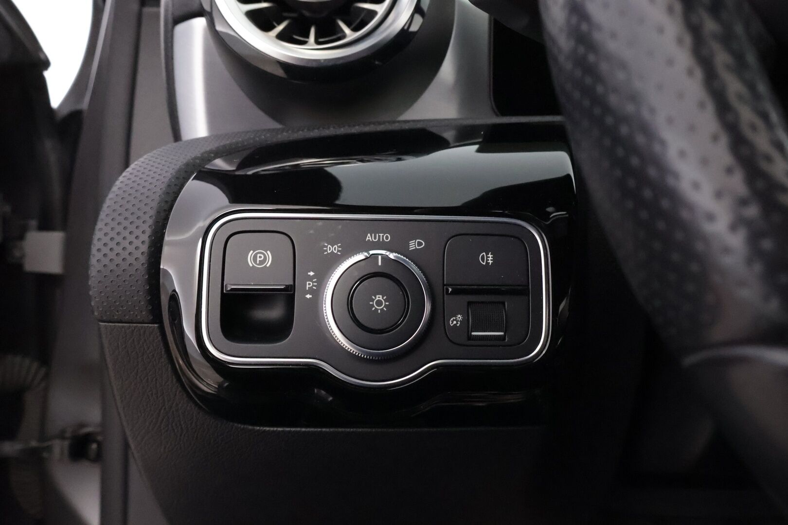 Mercedes-Benz A 2021 250 e A Business AMG EQ Power * Widescreen / Peruutuskamera / Panoraama / CarPlay** - Midline Sound / Lisälämmitin / 2x Renkaat aluvantein!