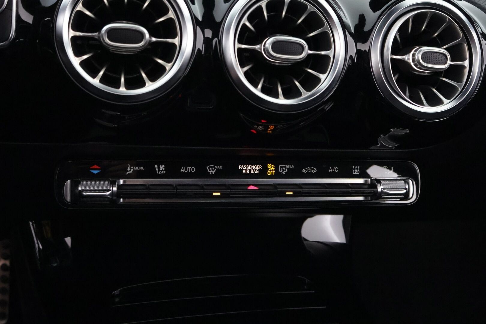 Mercedes-Benz A 2021 250 e A Business AMG EQ Power * Widescreen / Peruutuskamera / Panoraama / CarPlay** - Midline Sound / Lisälämmitin / 2x Renkaat aluvantein!