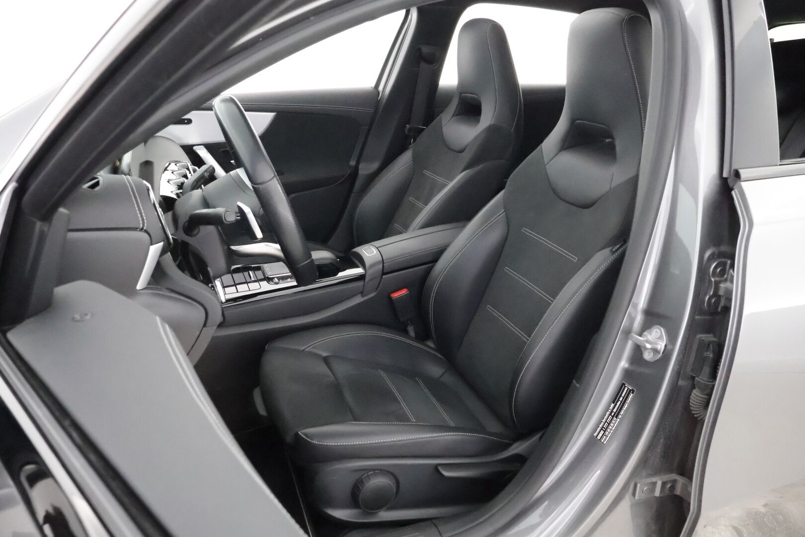 Mercedes-Benz A 2021 250 e A Business AMG EQ Power * Widescreen / Peruutuskamera / Panoraama / AppleCarPlay - Midline Sound / Lisälämmitin / 2x Renkaat aluvantein! - HULLUT AVAJAISHULINAT KORKOTARJOUS 3,29 %