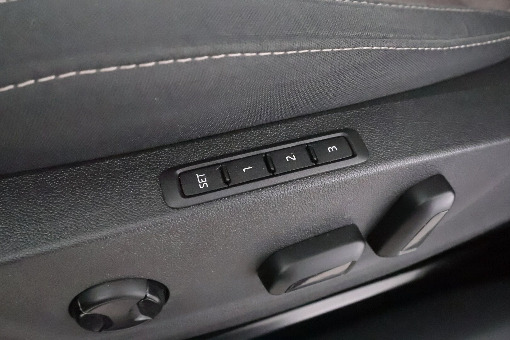 Skoda Enyaq 2021 60 Launch Edition iV - | ACC | ILP | Muistipenkki | Matrix-LED | P-Kamera | Ratinlämmitys | Keyless | Apple&Android | 1.Om Suomi-auto | Kahdet Renkaat | Merkkihuollettu |