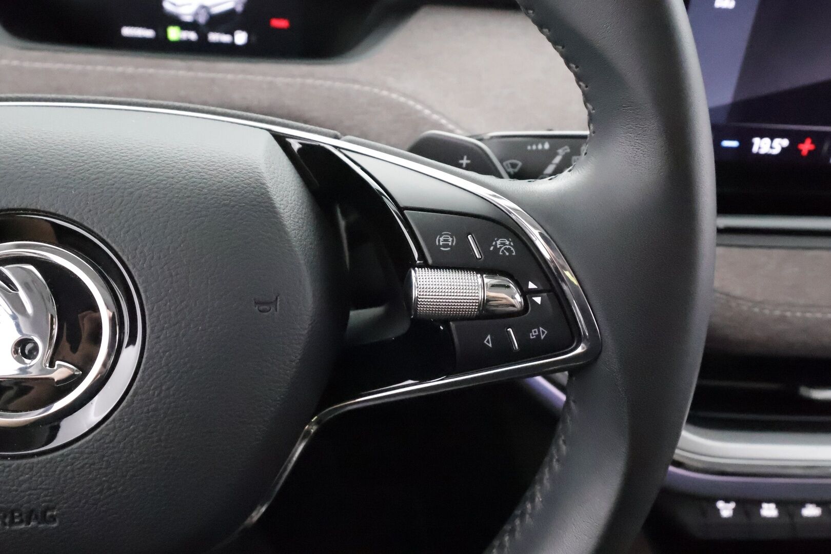 Skoda Enyaq 2021 60 Launch Edition iV - | ACC | ILP | Muistipenkki | Matrix-LED | P-Kamera | Ratinlämmitys | Keyless | Apple&Android | 1.Om Suomi-auto | Kahdet Renkaat | Merkkihuollettu |